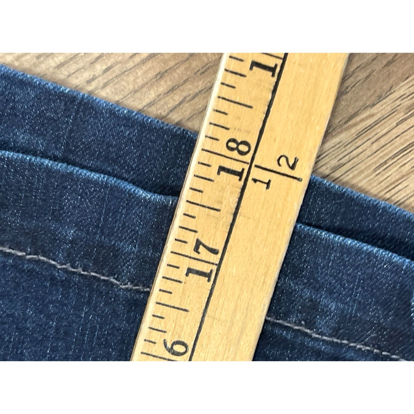 Lee Lee Shorts Women's Size 8 Medium Blue Denim Mid Rise Bermuda Casual Modern Regular Flat Front Button Size 30" / US 8 / IT 44 - 7 Thumbnail