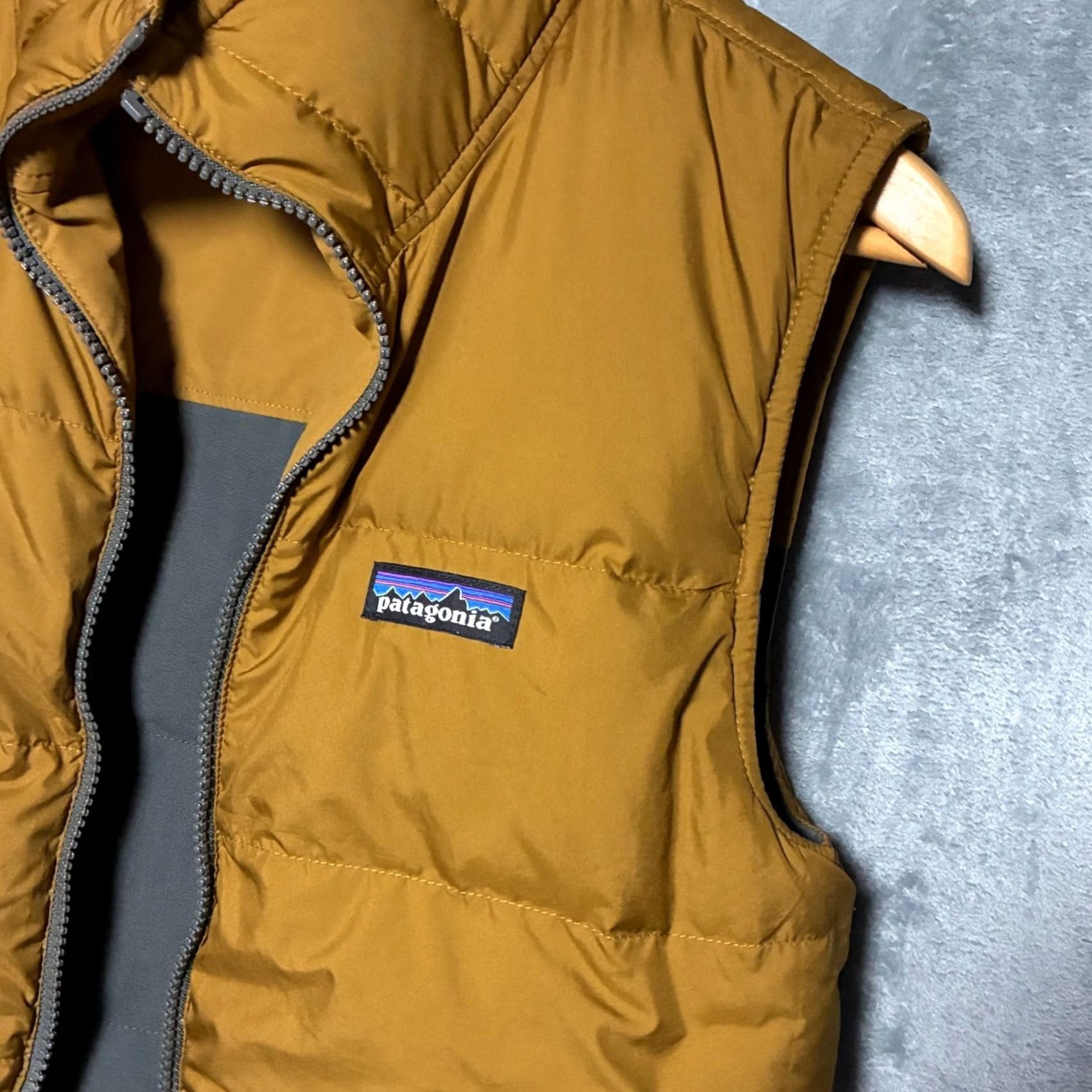 Patagonia Patagonia Vest Two Tone Puffer Down Chest Zip Stand-Up Collar XS Mens Brown Gray Two Tone Solid Pocket Logo Size US XS / EU 42 / 0 - 6 Thumbnail