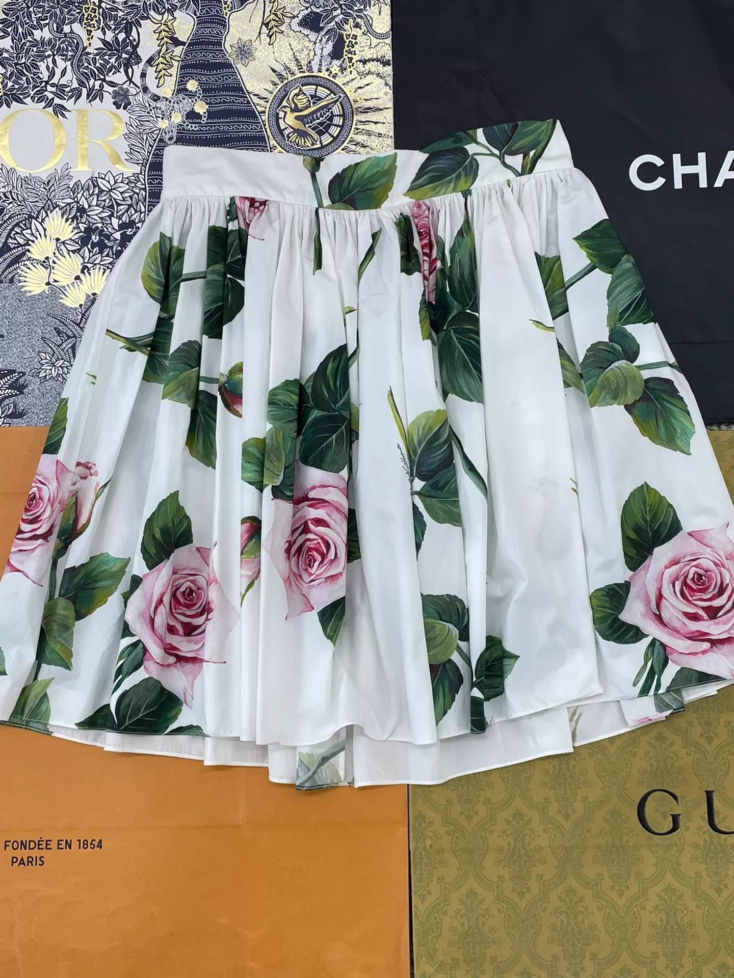 Dolce & Gabbana DG White Rose Classic Printed Skirt 40 New Size 27" / US 4 / IT 40 - 1 Thumbnail