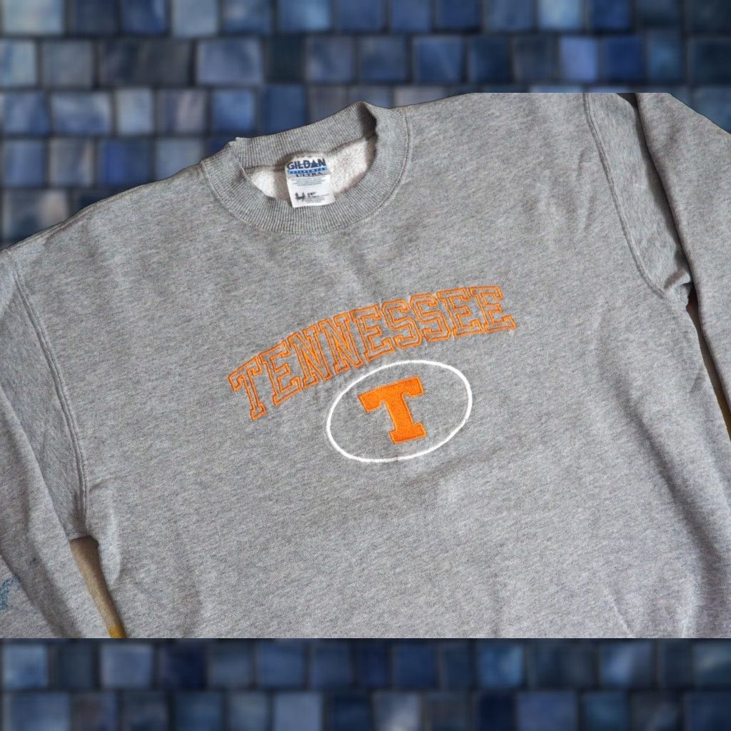 Gildan VINTAGE Gildan University Tennessee Sweatshirt Pullover Gray 90s Crew Neck Long Sleeve L Men Basketball Logo Embroidered Durables Size US L / EU 52-54 / 3 - 1 Thumbnail