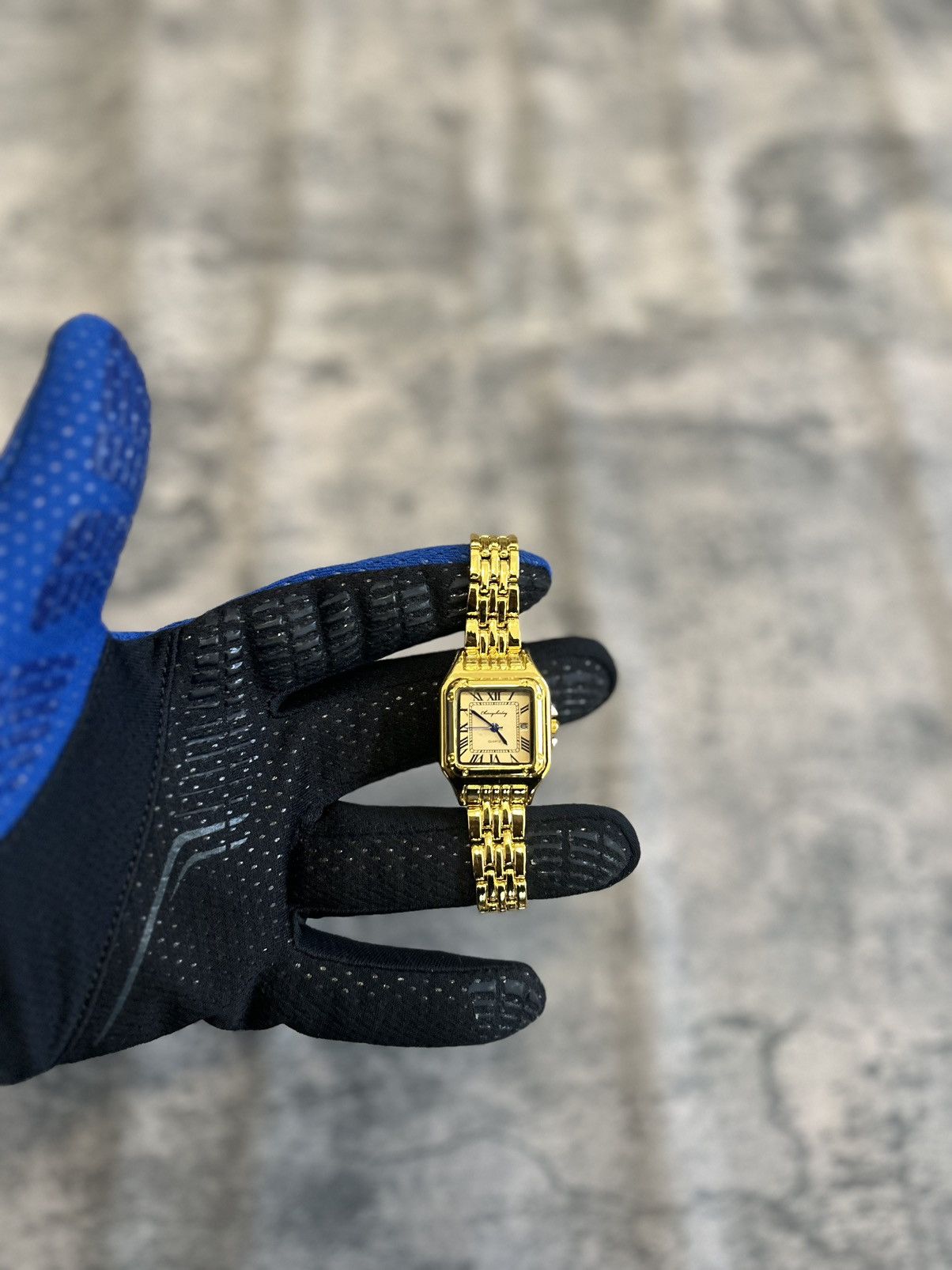 Vintage Vintage 90s vintage retro luxury style quartz Gold watch Size ONE SIZE - 1 Thumbnail