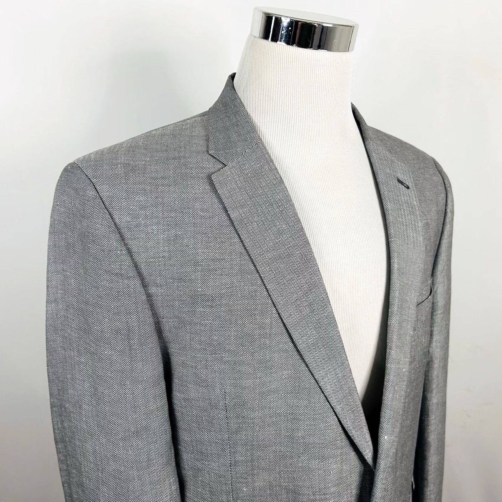 Tommy Hilfiger Tommy Hilfiger Sport Coat Gray Herringbone Linen Blend 44L Two Button Vented Notch Lapel Size US XS / EU 42 / 0 - 2 Thumbnail