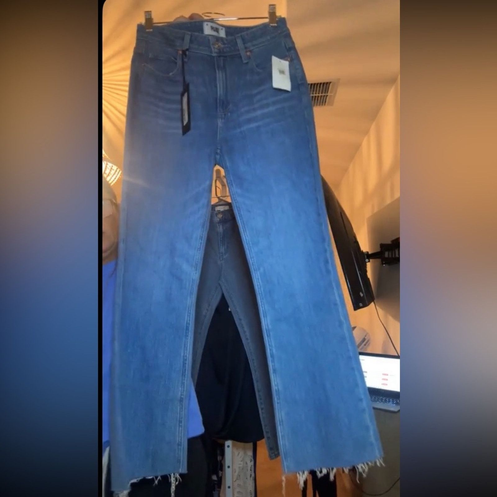 Paige NWT Paige $229 Collette Crop Flare Jean with Raw Hem size 26 Size 26" / US 2 / IT 38 - 9 Thumbnail