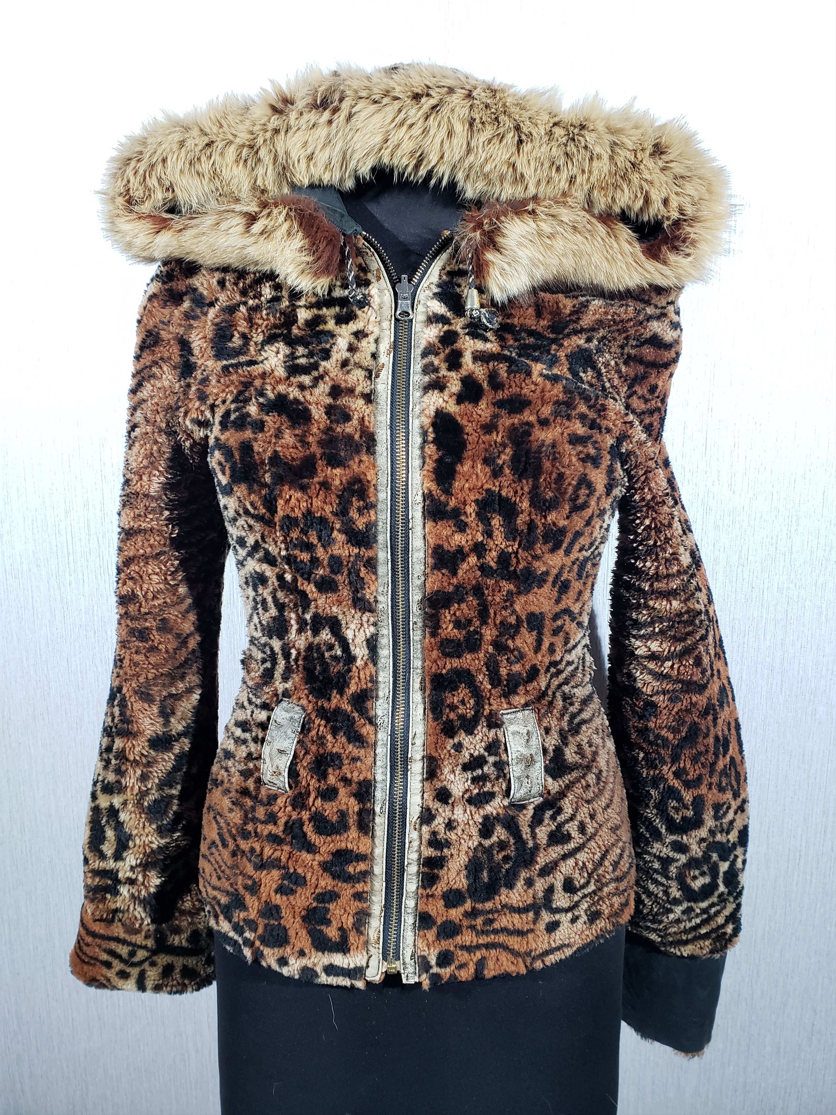 Designer Two-sided warm women's sheepskin coat. Size M / US 6-8 / IT 42-44 - 5 Thumbnail