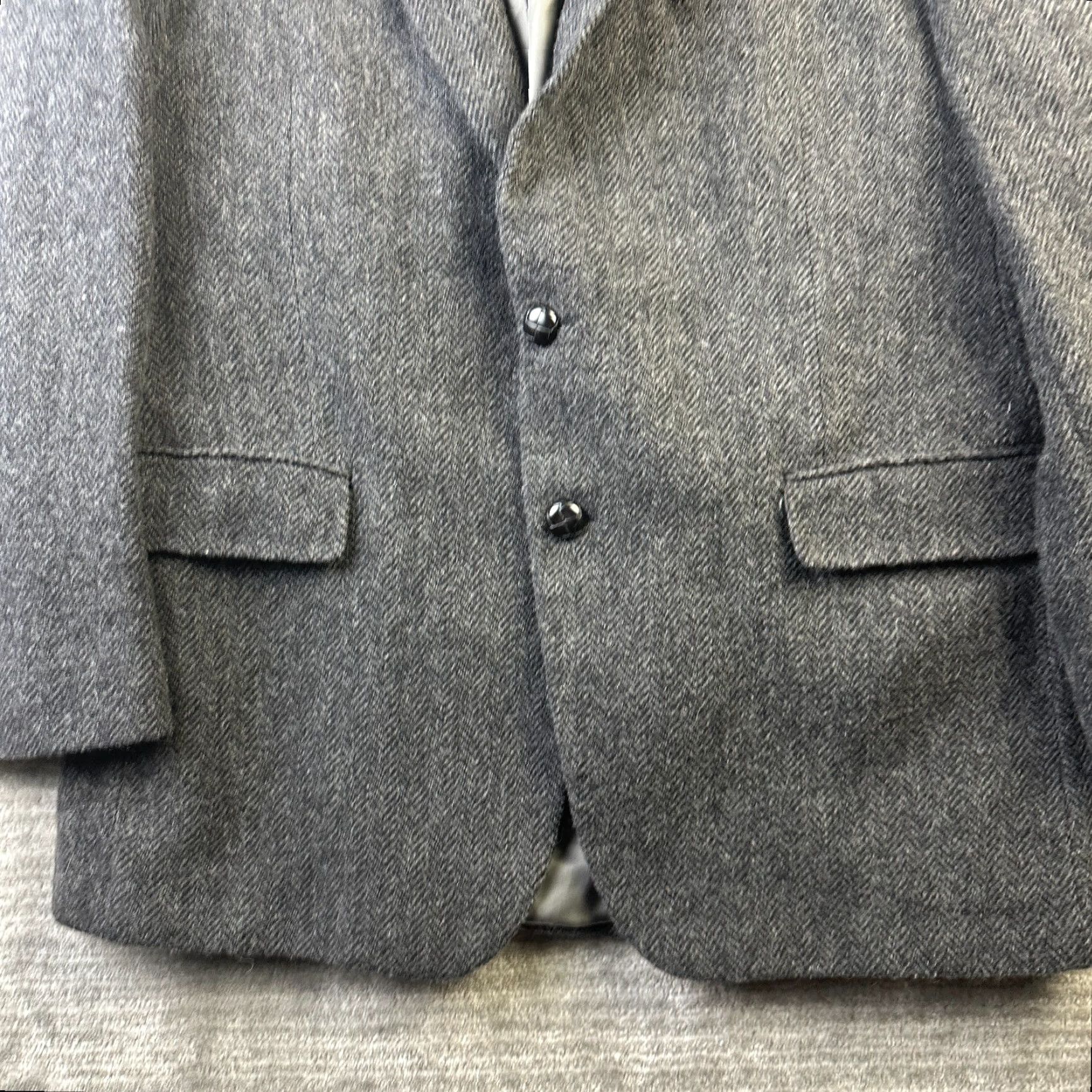 Ralph Lauren VINTAGE? No. Lauren Ralph Lauren Blazer Mens Large Gray Tweed Herringbone Notch Lapel 2 Button 4-Button Sleeve Regular Fit Size 42R - 4 Thumbnail