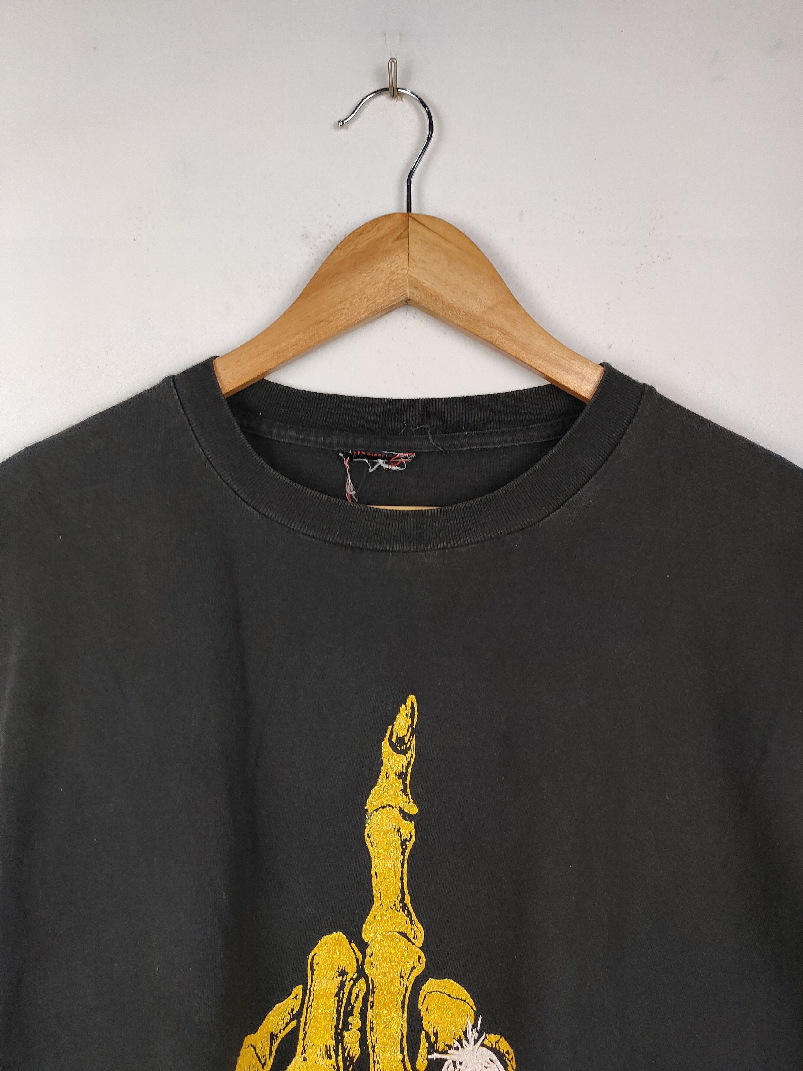 Vintage Vintage 90s Fashion Victim Skull Middle Finger T-Shirt Size US L / EU 52-54 / 3 - 2 Thumbnail