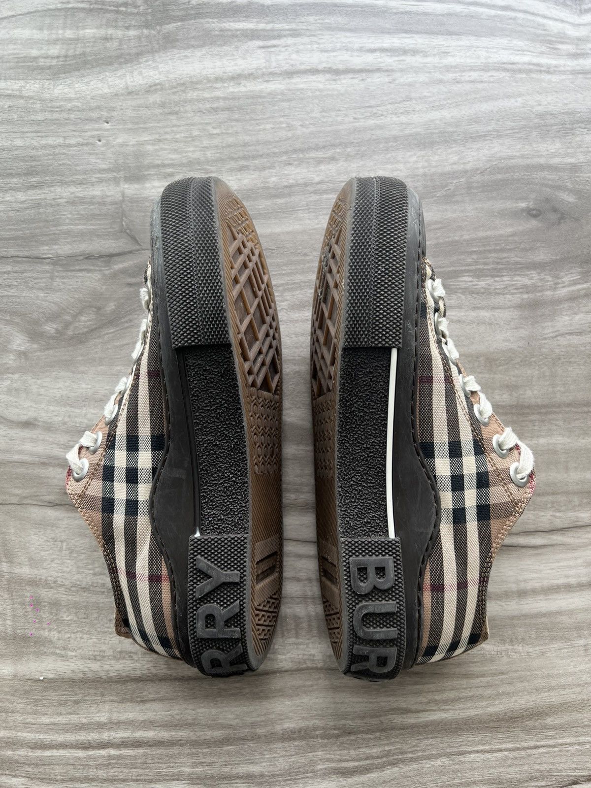 Burberry $650 Burberry Check Low Canvas Sneaker Size 6 Womens (EU 36) Size US 6 / IT 36 - 3 Thumbnail
