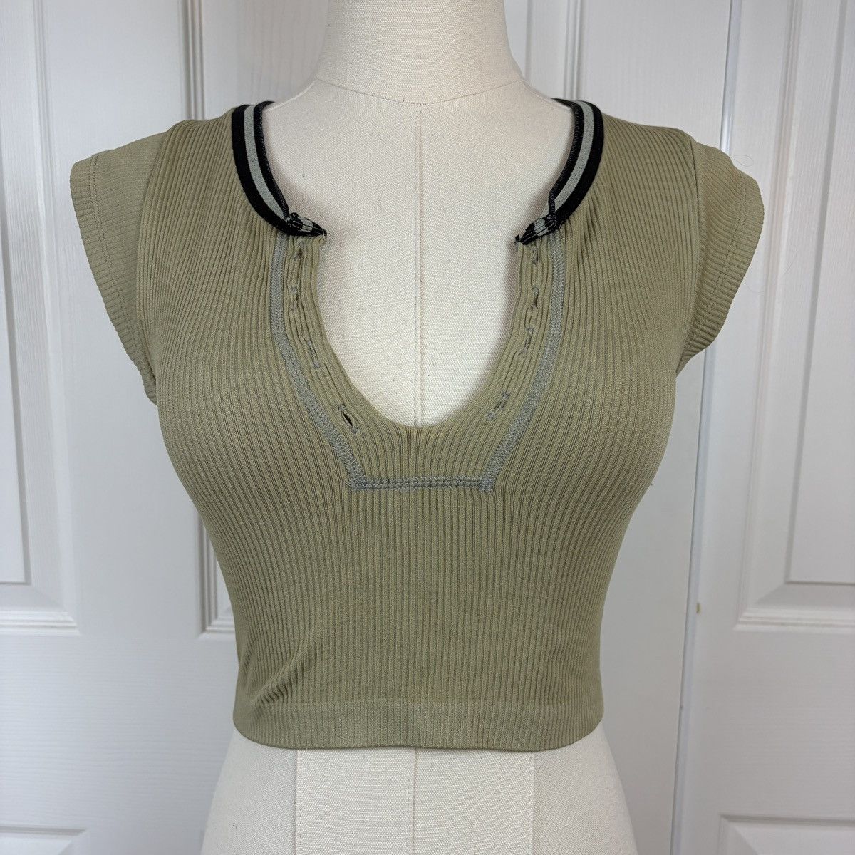Urban Outfitters Urban outfitters out from under green & black ribbed top Size XS / US 0-2 / IT 36-38 - 1 Thumbnail
