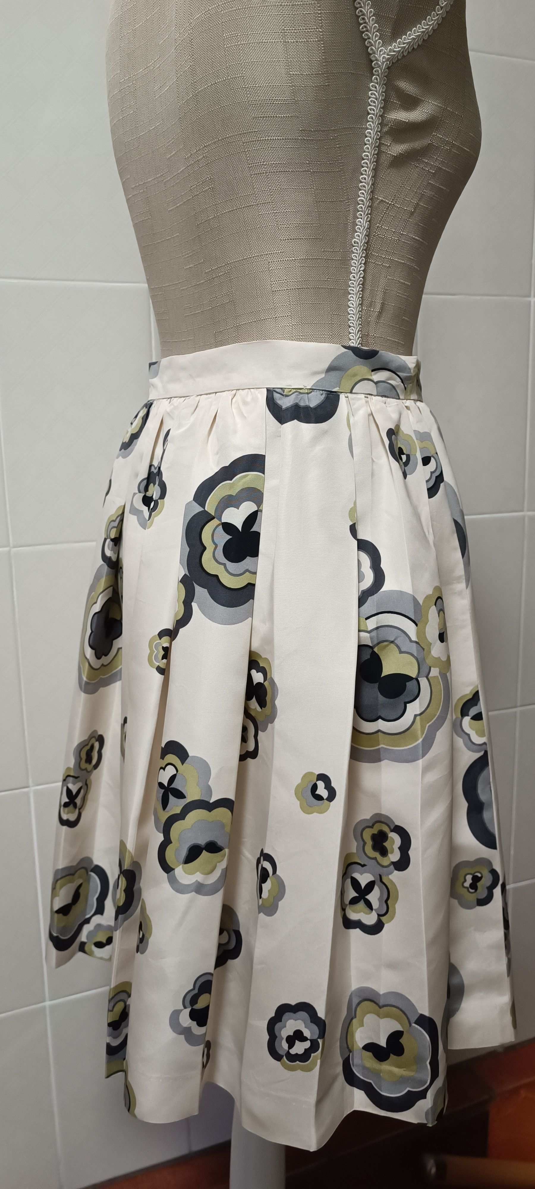 Miu Miu SS 2006 Flowers print beige midi skirt Size 28" / US 6 / IT 42 - 18 Thumbnail