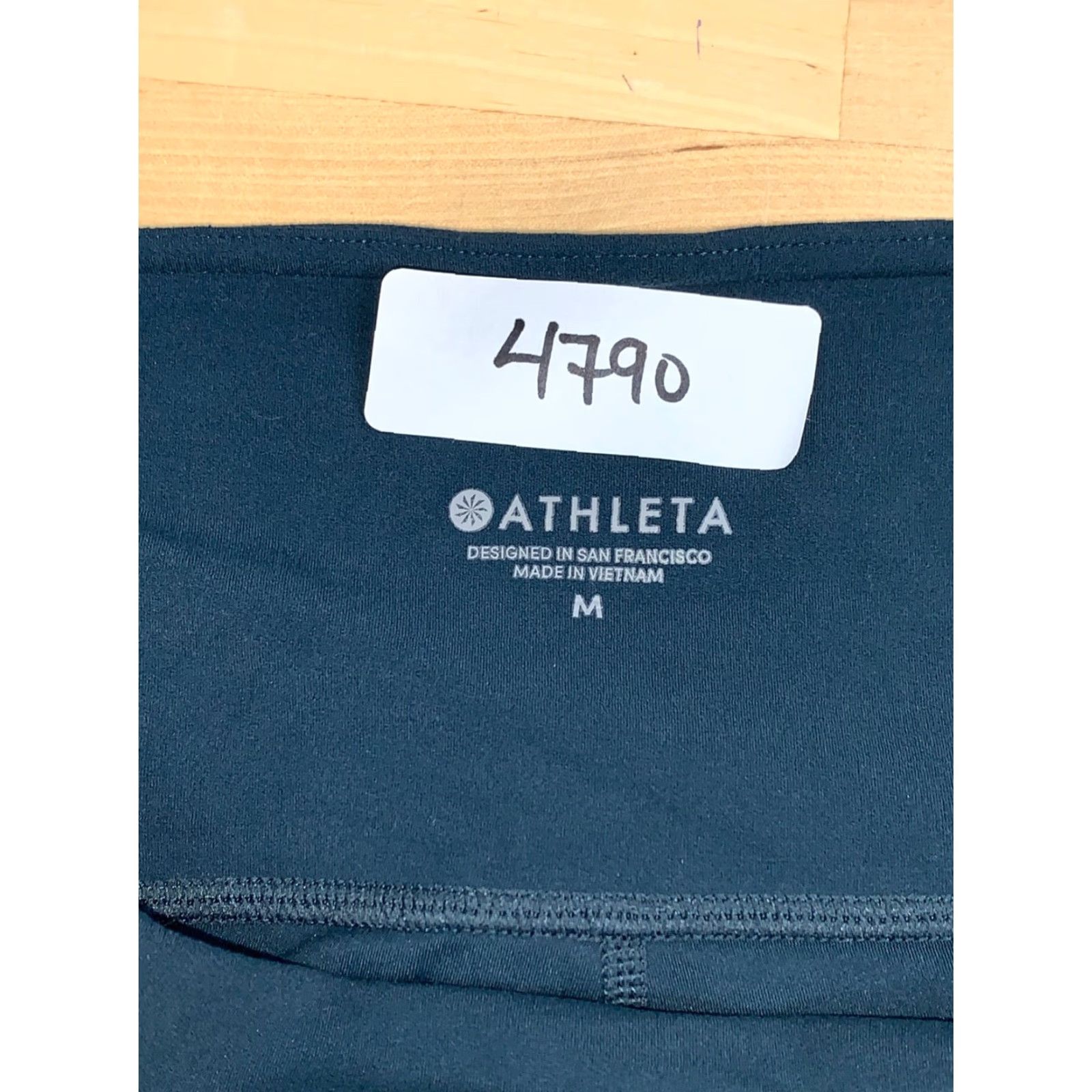 Athleta Athleta Green Capri Leggings Criss Cross Side M Activewear Women M Capris Leggings Cross Activewear Womens M Green Athleta Size 32" / US 10 / IT 46 - 3 Thumbnail