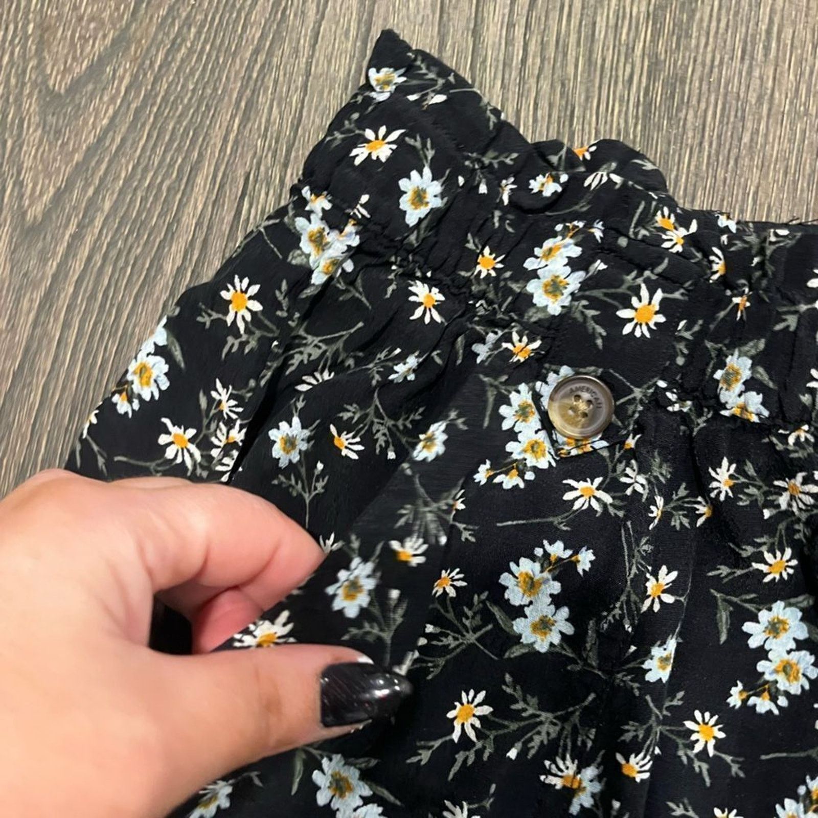 American Eagle Outfitters American Eagle Paperbag Shorts Floral Pockets Black M Size 28" / US 6 / IT 42 - 2 Thumbnail