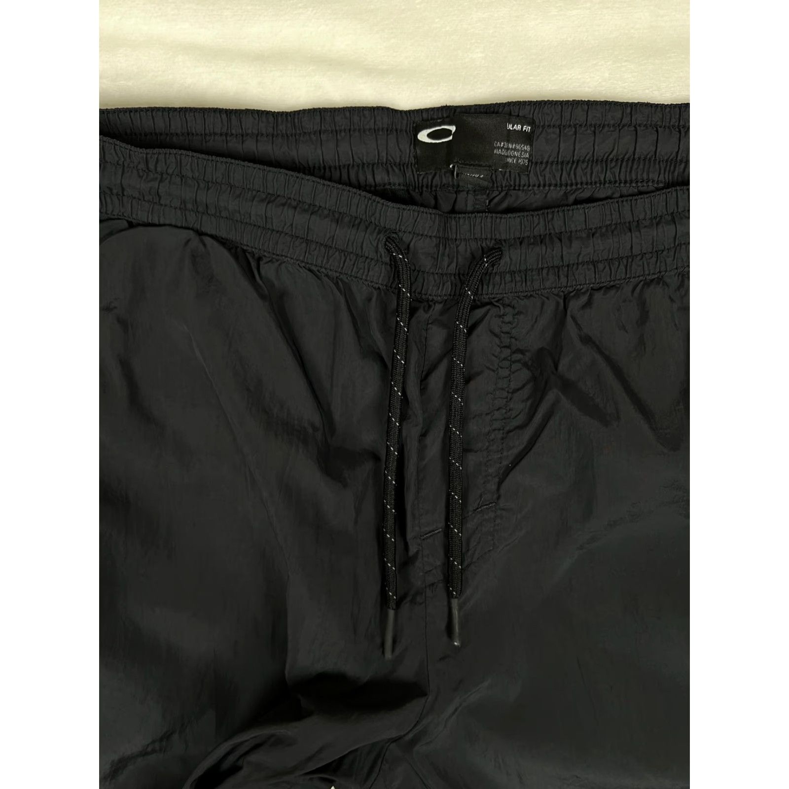 Oakley VTG Oakley Jogger Pants Mens Small Black Nylon Elastic Cuff Drawstring Pockets Regular Fit 90s Size US 29 - 4 Thumbnail