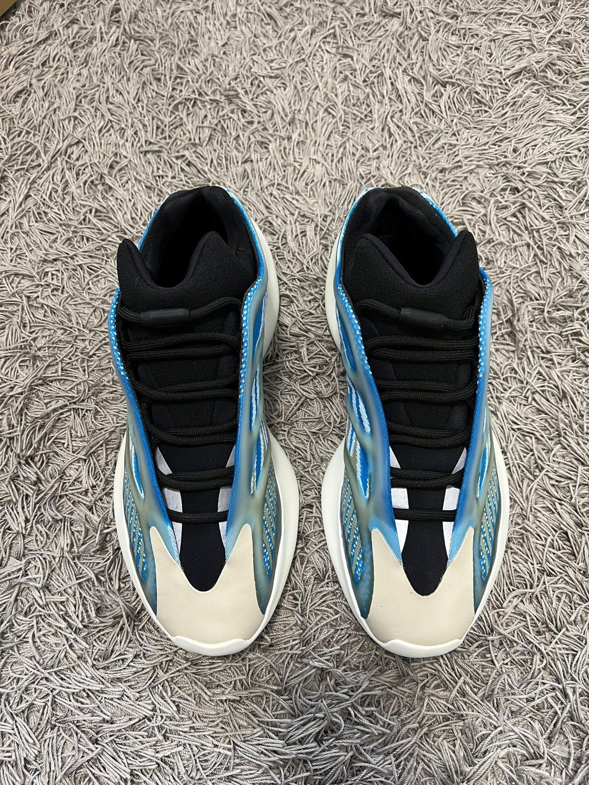 Adidas Adidas Yeezy 700 V3 Arzareth Size US 10 / EU 43 - 2 Thumbnail