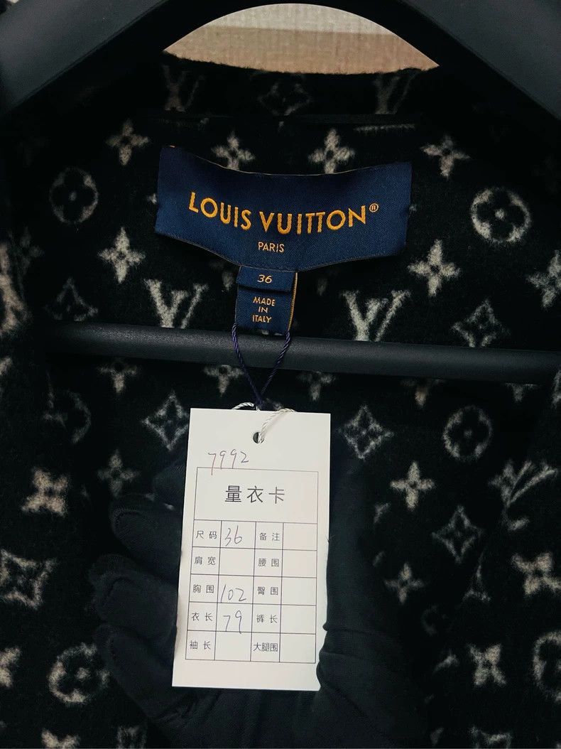 Louis Vuitton Louis Vuitton Black mid-length coat with full logo and wais Size XS / US 0-2 / IT 36-38 - 2 Thumbnail