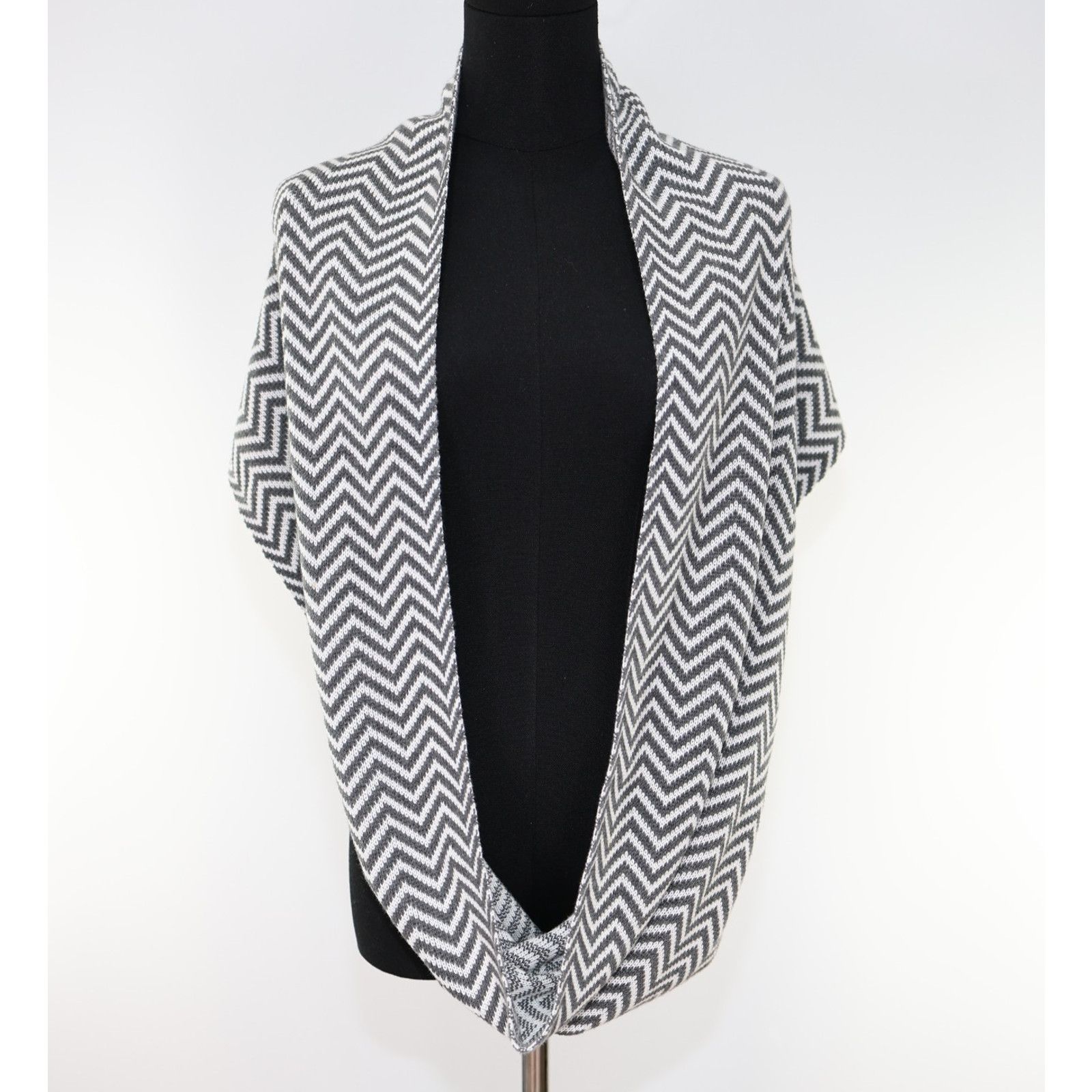 Eileen Fisher NWoT EILEEN FISHER Gray White Chevron Knit Infinity Scarf Size ONE SIZE - 1 Thumbnail