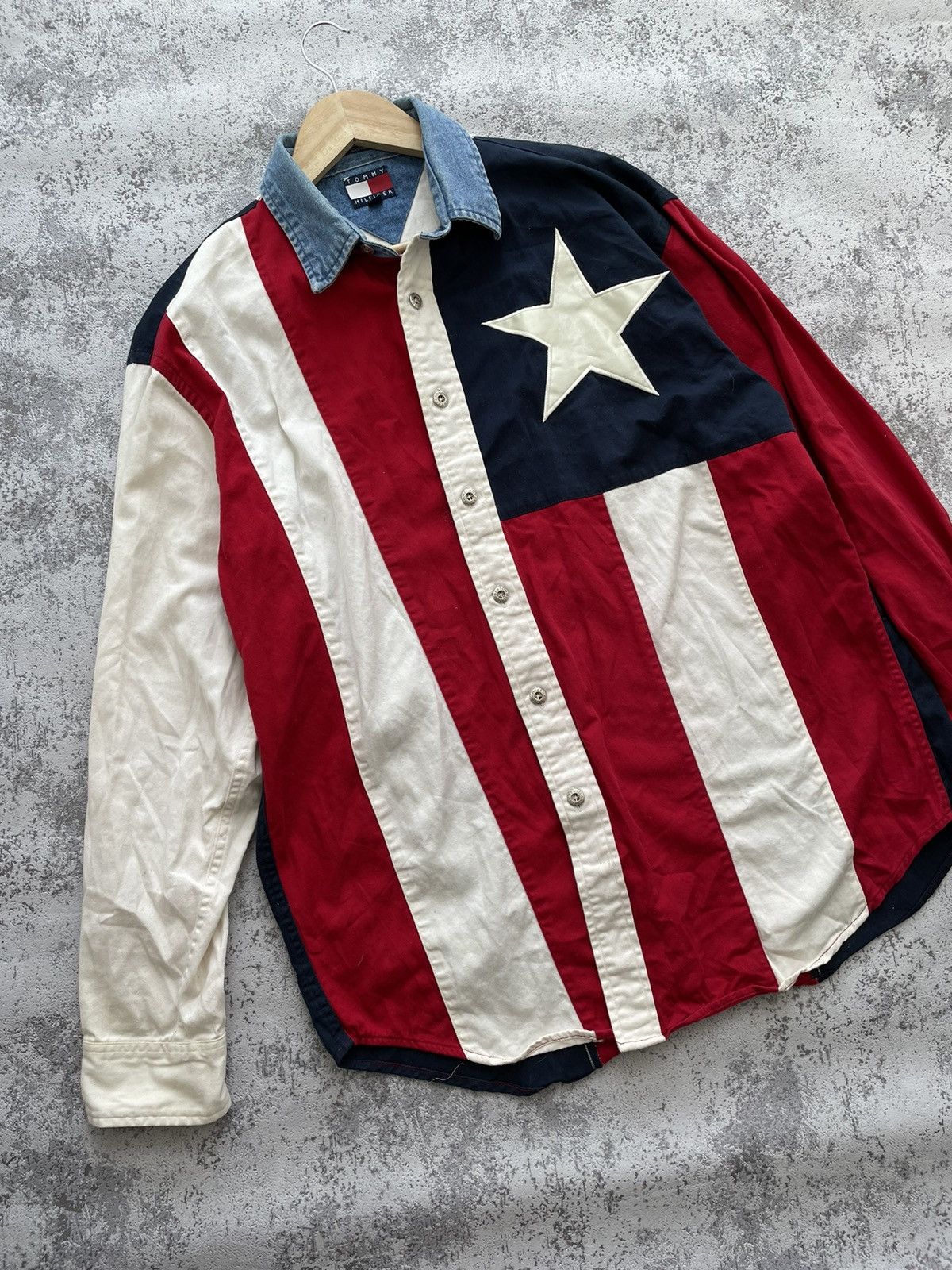 Tommy Hilfiger × Vintage Vintage Tommy Hilfiger American 🇺🇸 Flag Shirt Size US M / EU 48-50 / 2 - 1 Thumbnail