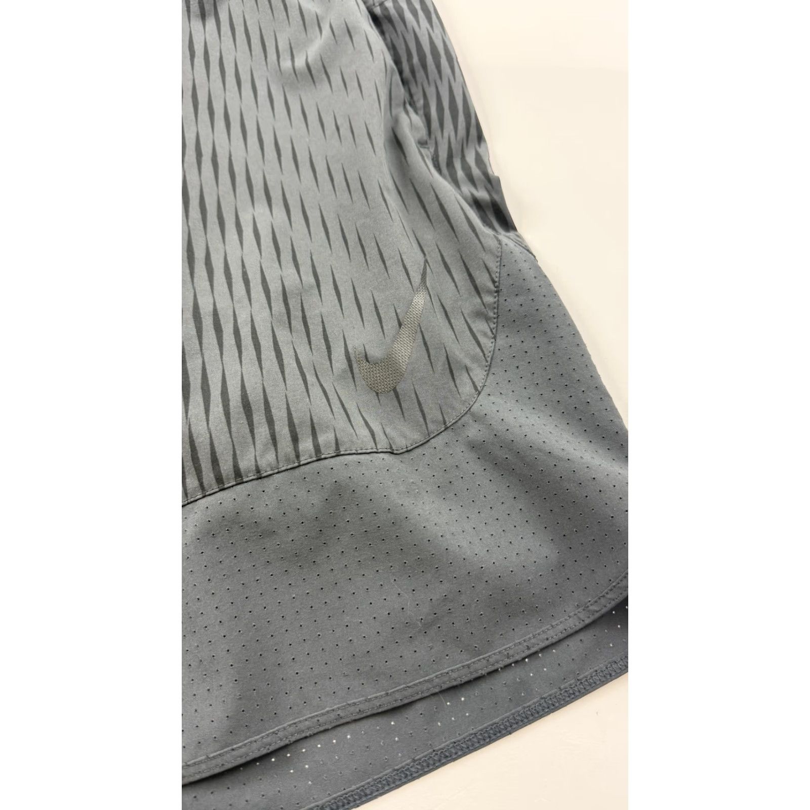 Nike VINTAGE Nike Running Shorts Mens Medium Gray Perforated Split Hem Athletic Tech Size US 31 - 2 Thumbnail