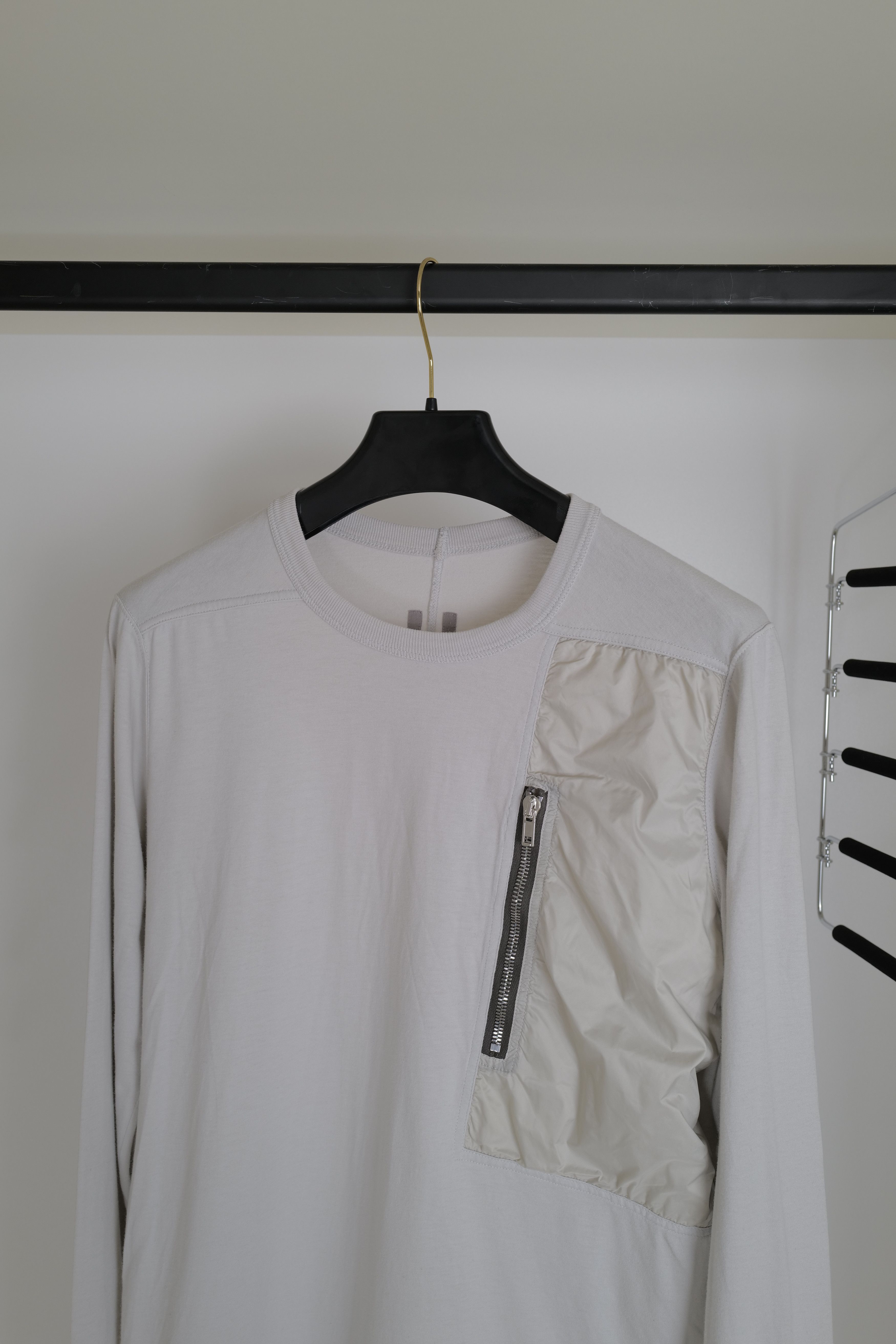Rick Owens RICK OWENS LONG SLEEVE ZIP POCKET T-SHIRT OYSTER IN OYSTER Size US M / EU 48-50 / 2 - 7 Thumbnail