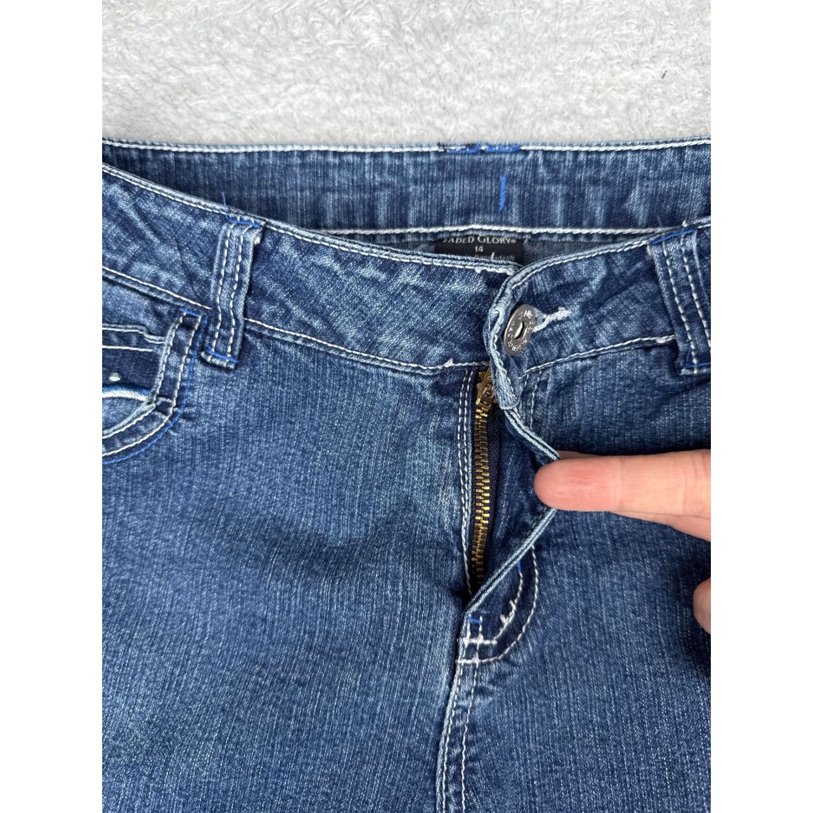 Faded Glory Faded Glory Jeans Cropped Medium Blue 28x17 Regular 14 Juniors Womens 90s Embroidered Studded 5-Pocket Denim Stretch Mid Rise Vintage: No Green? Size 36" / US 14 / IT 50 - 4 Thumbnail