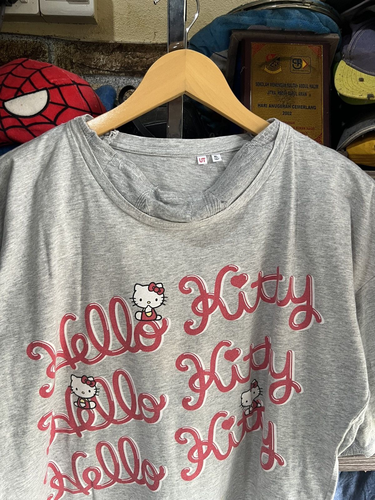 Anime 🔥Hello Kitty x Uniqlo Tee Size US L / EU 52-54 / 3 - 3 Thumbnail