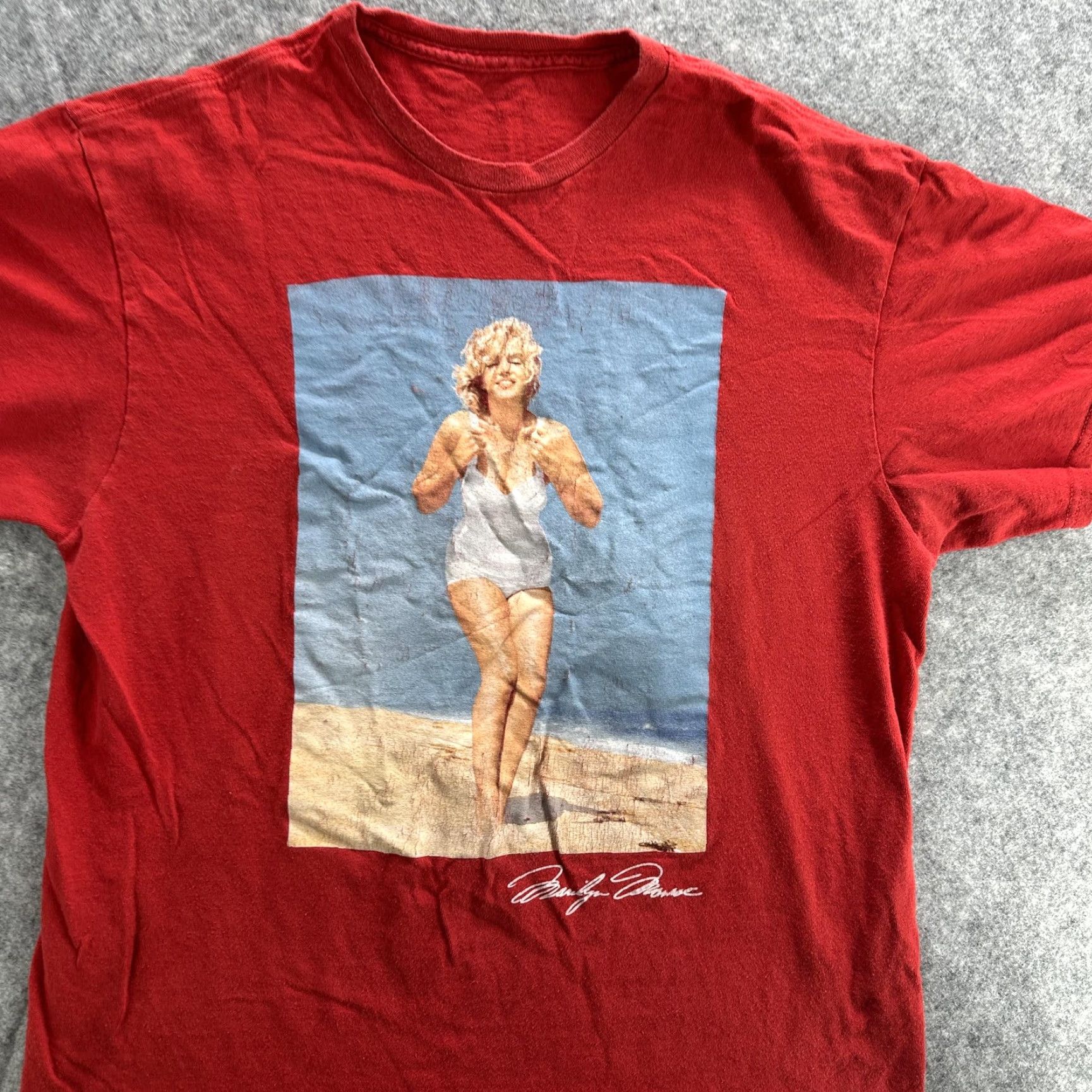 Vintage VINTAGE Marilyn Monroe Shirt Mens L Red Graphic Tee Pinup Beach 90s T-Shirt - Mens Large Red Marilyn Monroe Graphic Tee Vintage 90s Beach Shirt Size US L / EU 52-54 / 3 - 4 Thumbnail