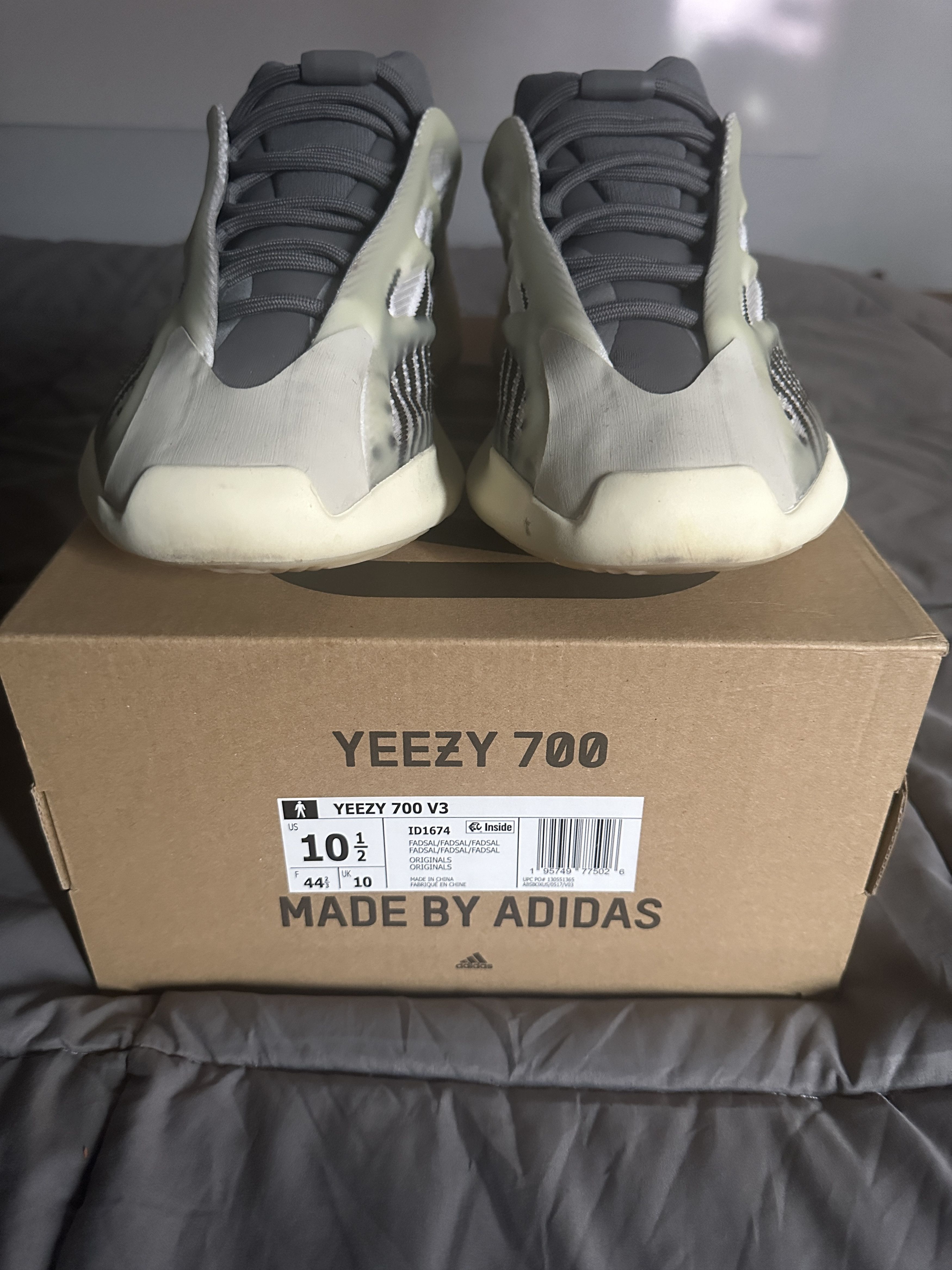 Adidas Yeezy 700 v3 Fade Salt 10.5 Size US 10.5 / EU 43-44 - 1 Thumbnail