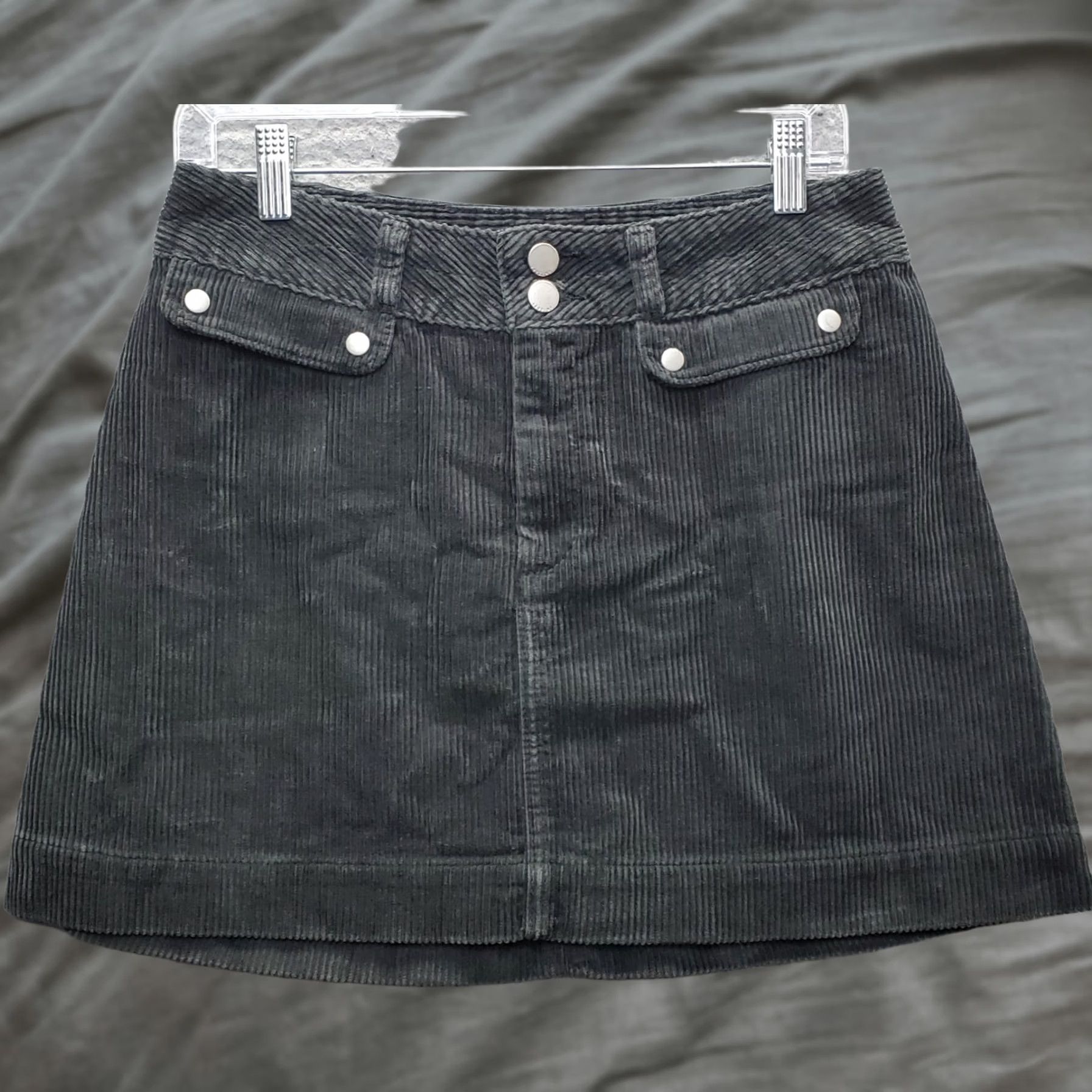 Abercrombie & Fitch Abercrombie & Fitch Mini Skirt Womens Size 4 Green Corduroy Flap Pocket 2 Button Fly, White Space, N/A? Size 27" / US 4 / IT 40 - 1 Thumbnail