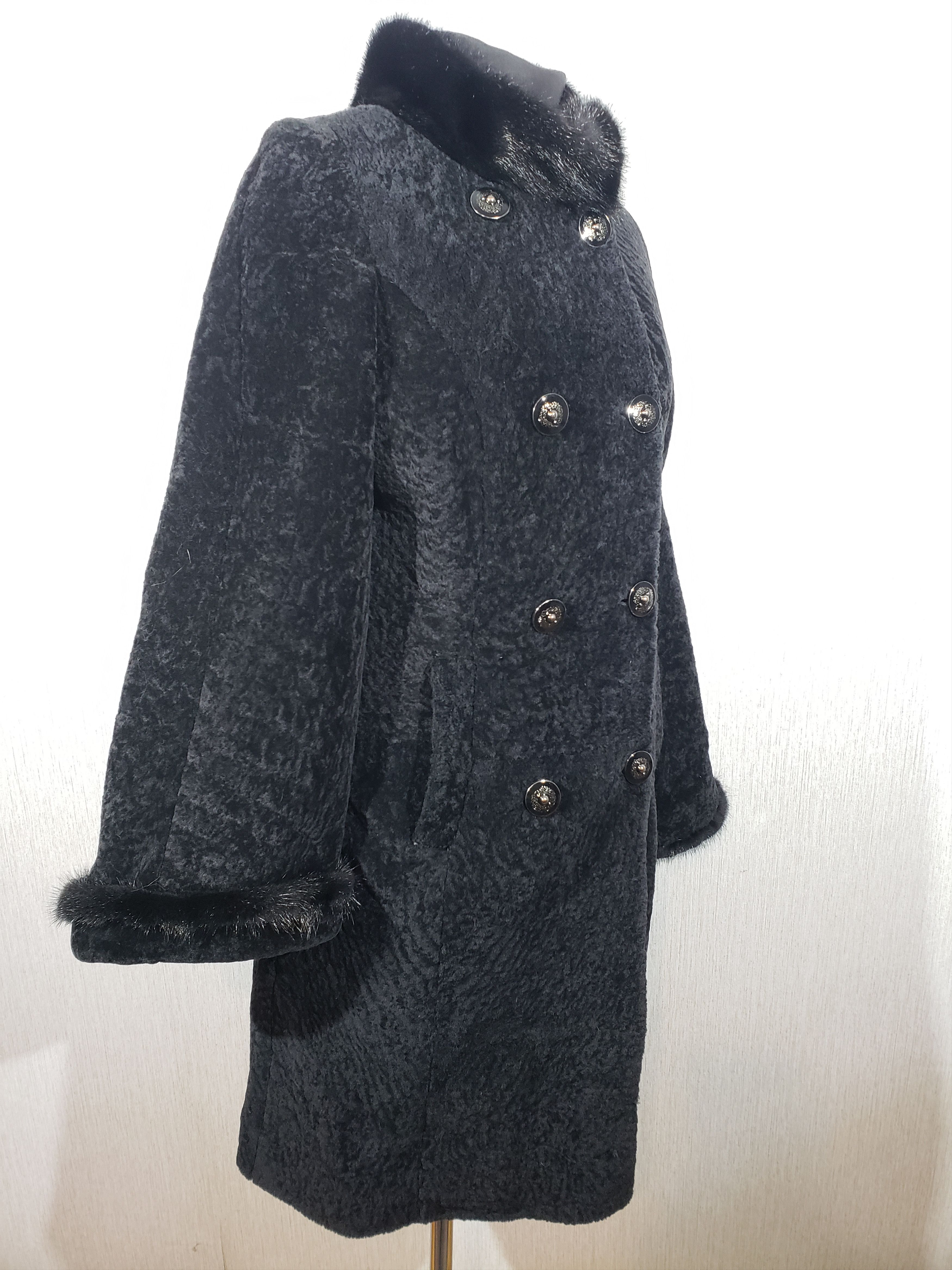 Uniqlo Black women's fur coat with a sheepskin and mink collar. Size L / US 10 / IT 46 - 3 Thumbnail