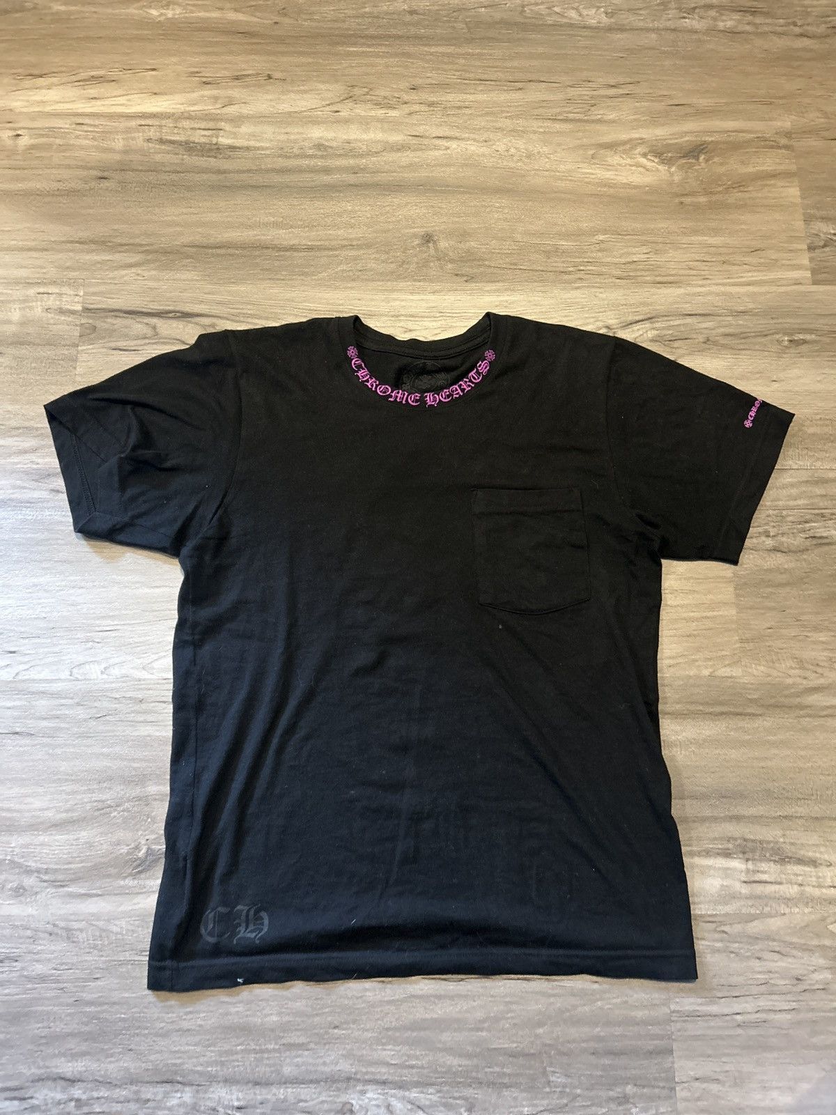 トップス CHROME HEARTS NEON PINK STRIPE LOGO TEE CHROME HEARTS Neon Pink Stripe Logo Tee Print Short Sleeve T