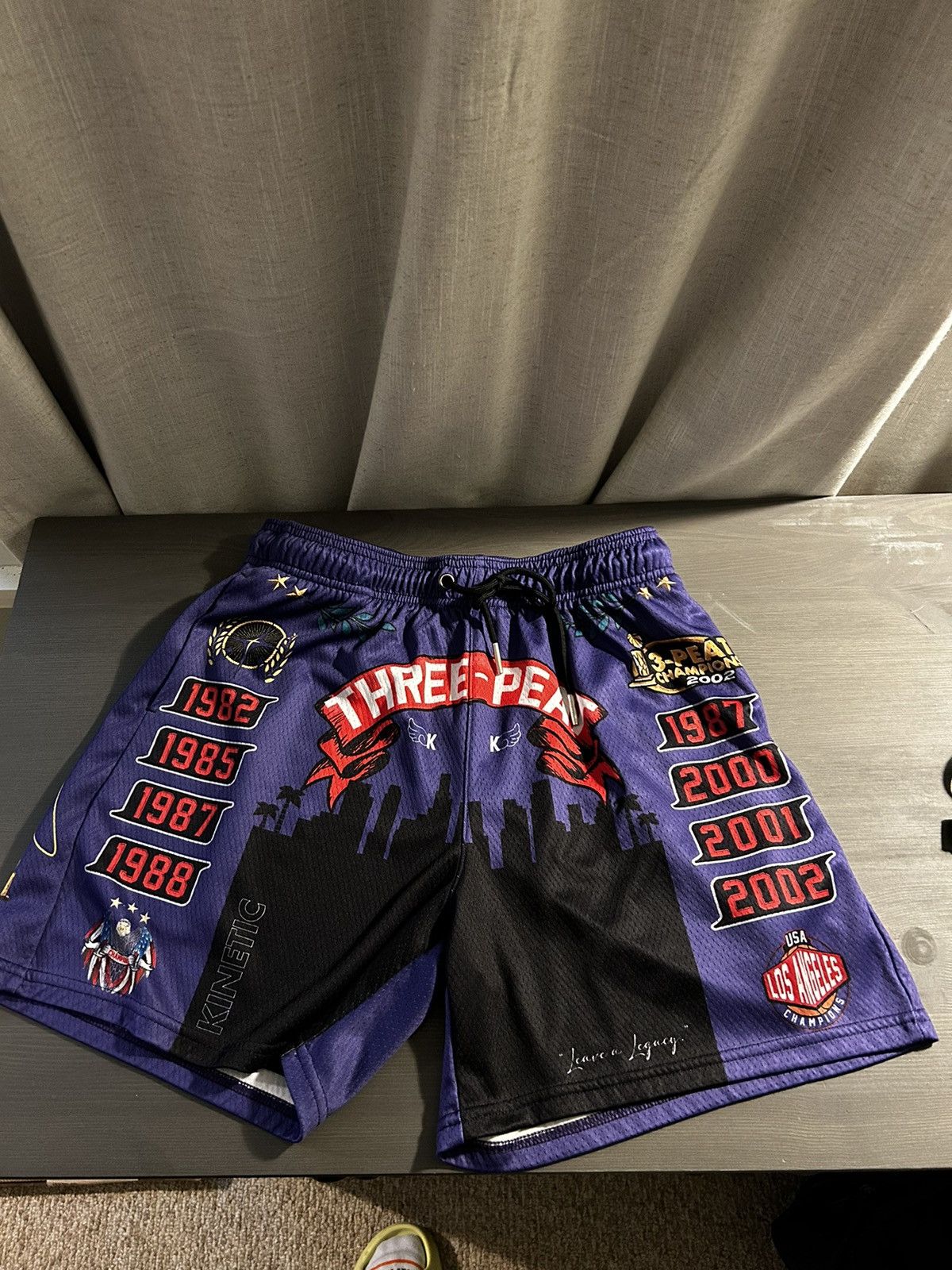 Vintage Lakers “Three Peat” Shorts Size US 32 / EU 48 - 2 Thumbnail