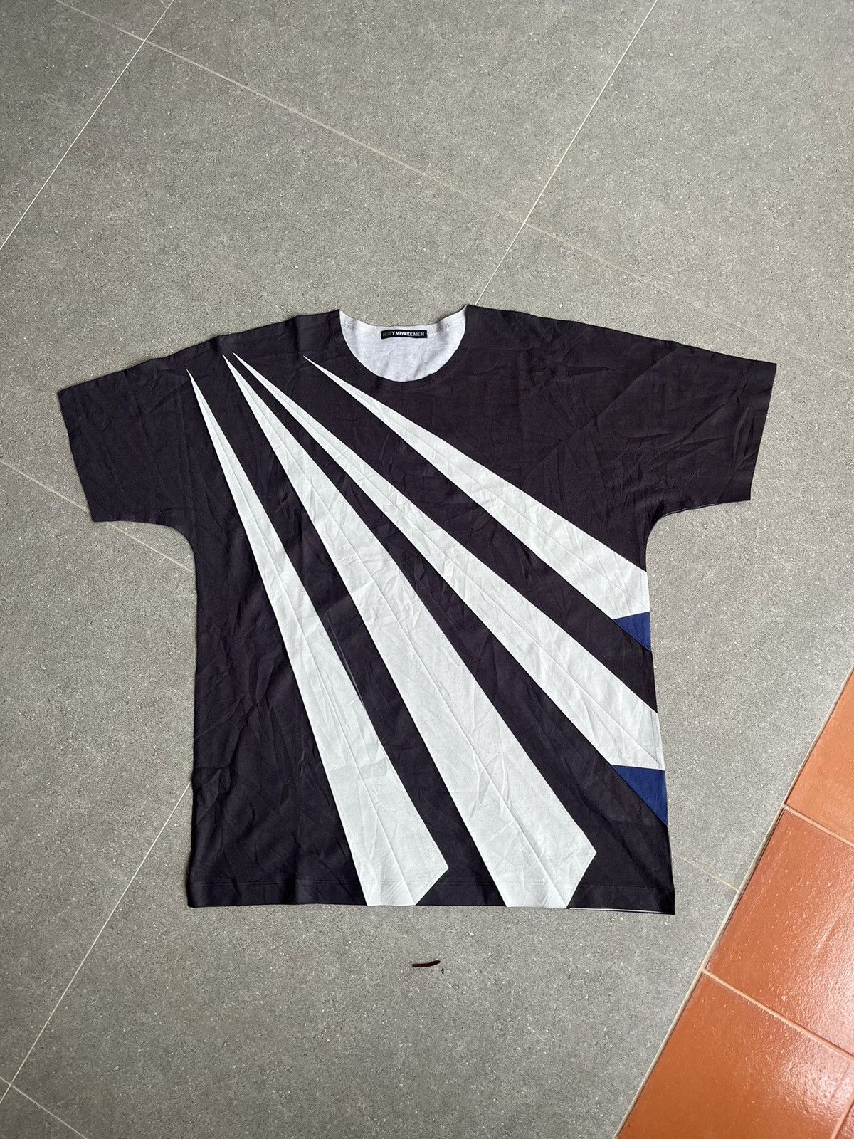 image of Issey Miyake Men Uomo - Tshirt in Blue Silver (Size Medium)