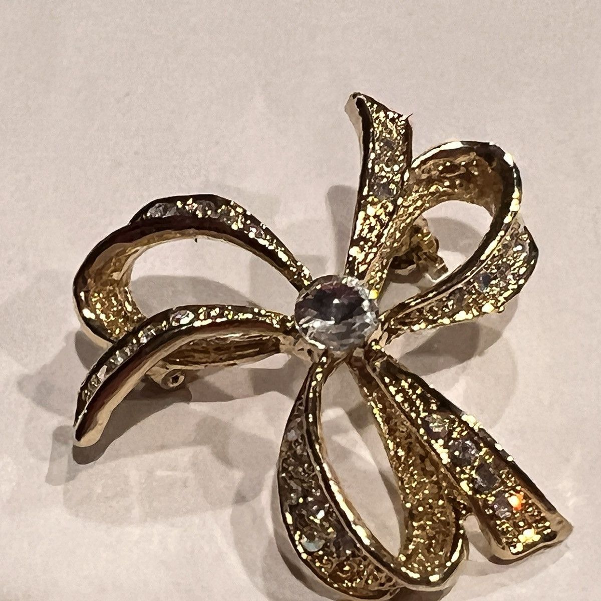 The Unbranded Brand Gold Tone Bow Shaped Rhinestone Brooch Pin Size ONE SIZE - 3 Thumbnail