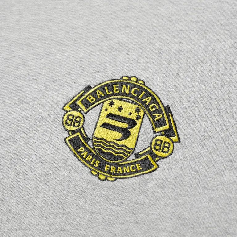 Balenciaga o1mle1024 Crest Logo T-Shirt in Heather Grey Size US L / EU 52-54 / 3 - 5 Thumbnail