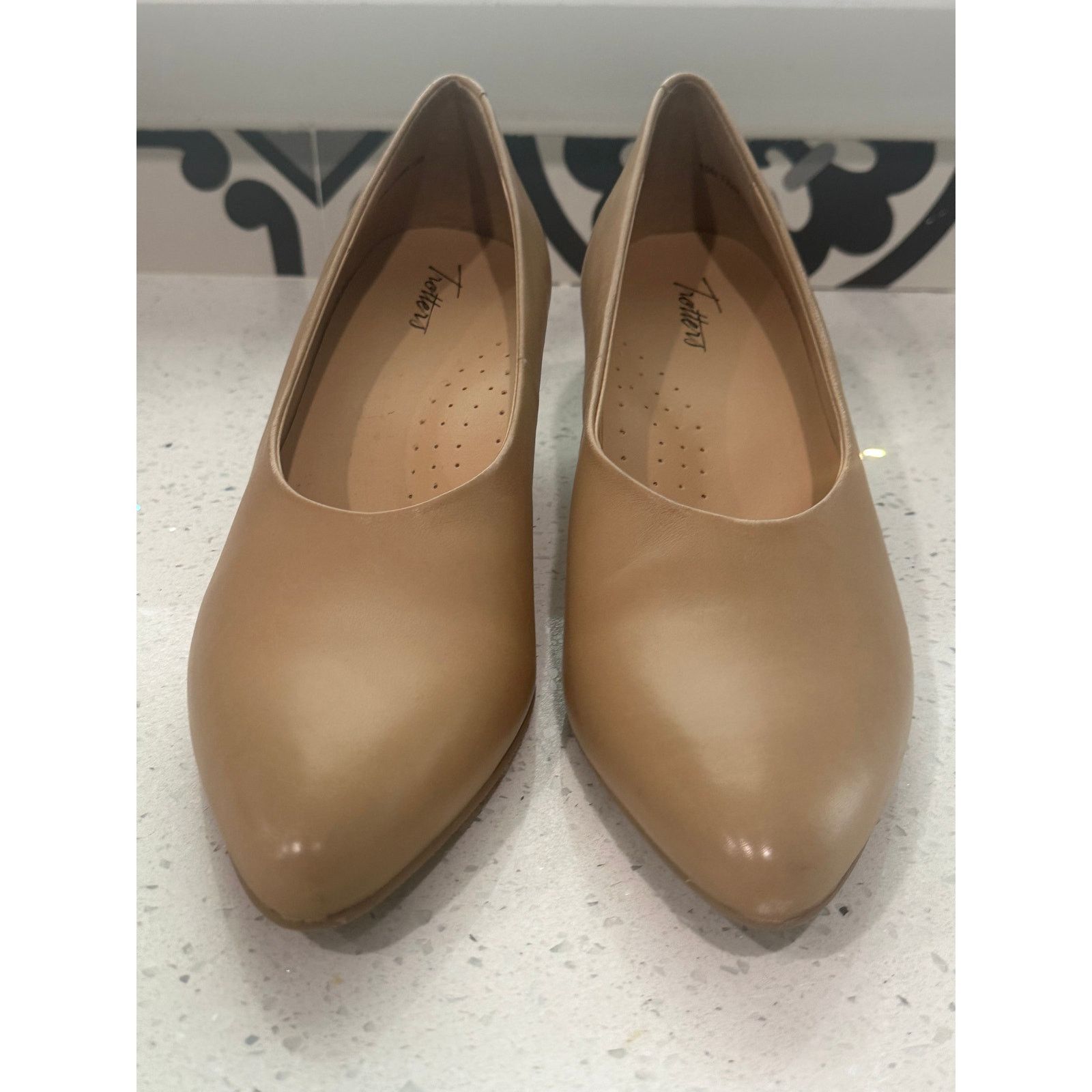 Other Trotters Women's Kiera Pump, Nude, Size 9.5 Size US 9.5 / IT 39.5 - 2 Thumbnail
