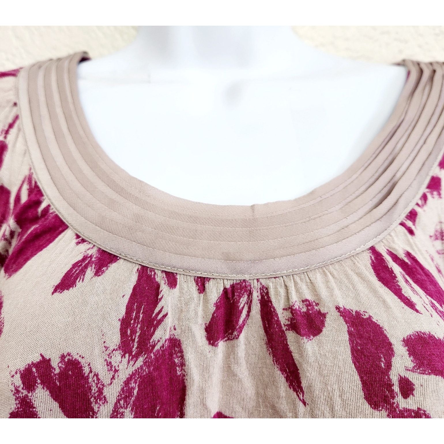Other Elle Tan Fuchsia Floral Print Pleated Neckline Top XS Size XS / US 0-2 / IT 36-38 - 2 Thumbnail