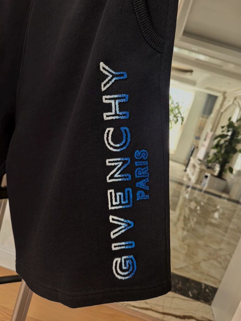 Givenchy Givenchy Size LBlack Shorts Size L 2506-Nextarrow Size US 31 - 3 Thumbnail