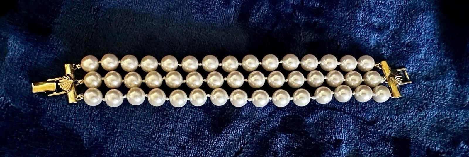 Other Vintage Richelieu Triple Strand Faux Pearl Gold Bracelet Size ONE SIZE - 1 Thumbnail