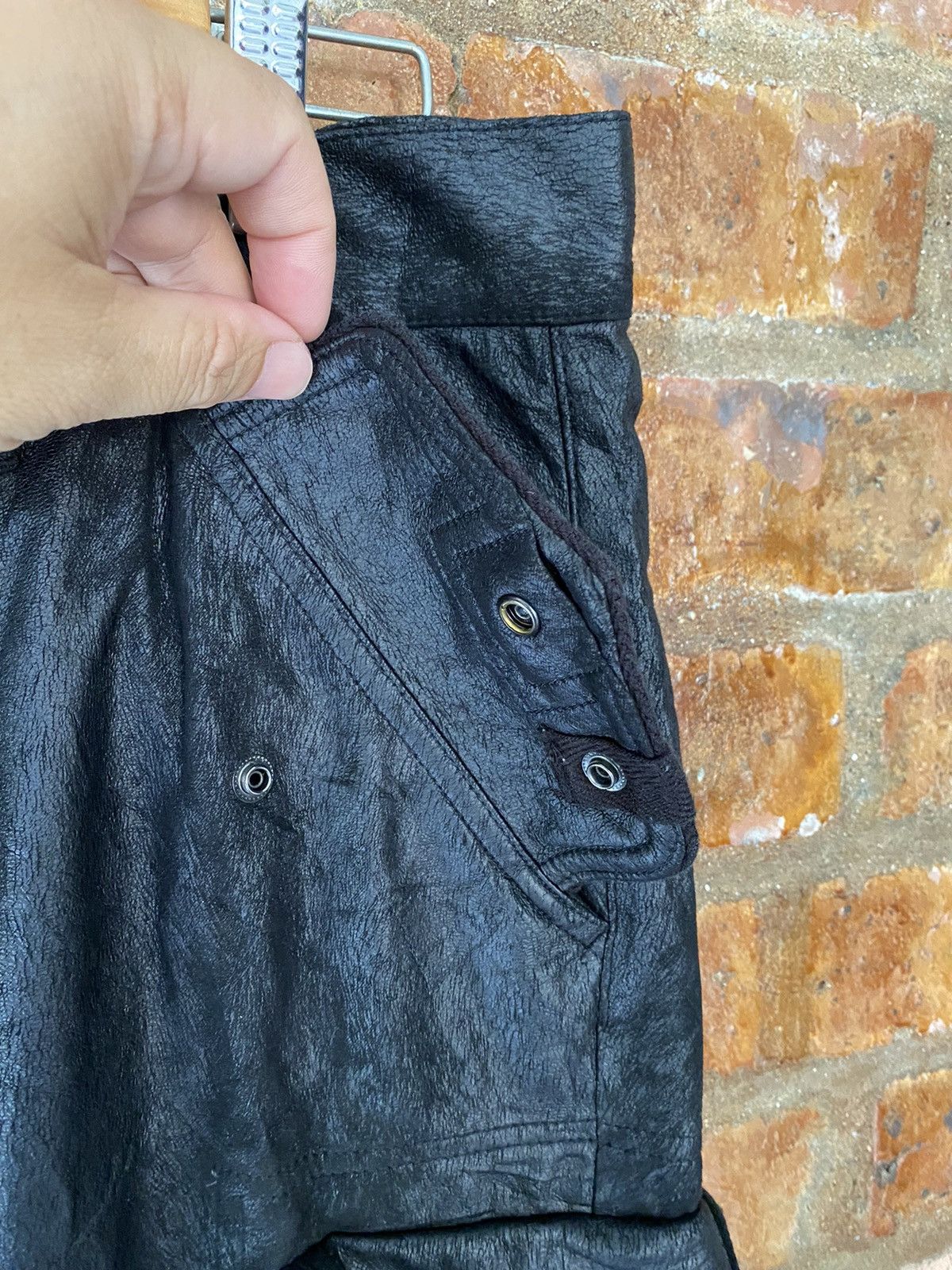 Tornado Mart 2000s Tornado Mart Bondage Textured Gas Mask Cargo Shorts Size US 31 - 7 Thumbnail