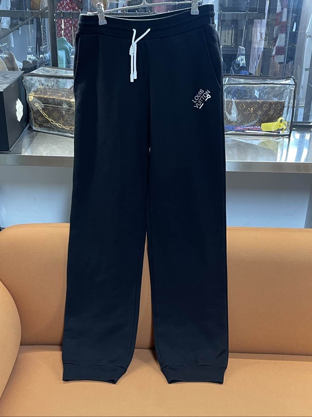 Louis Vuitton Louis Vuitton Logo Sweatpants Size S Size US 30 / EU 46 - 1 Thumbnail