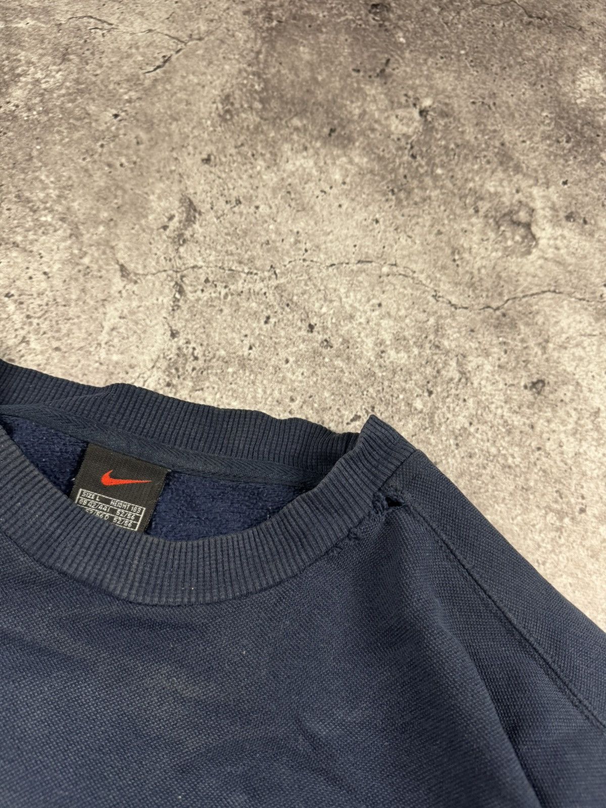 Nike 90s Nike Crew Sweatshirt Center Box Logo Swoosh Distressed Size US L / EU 52-54 / 3 - 4 Thumbnail