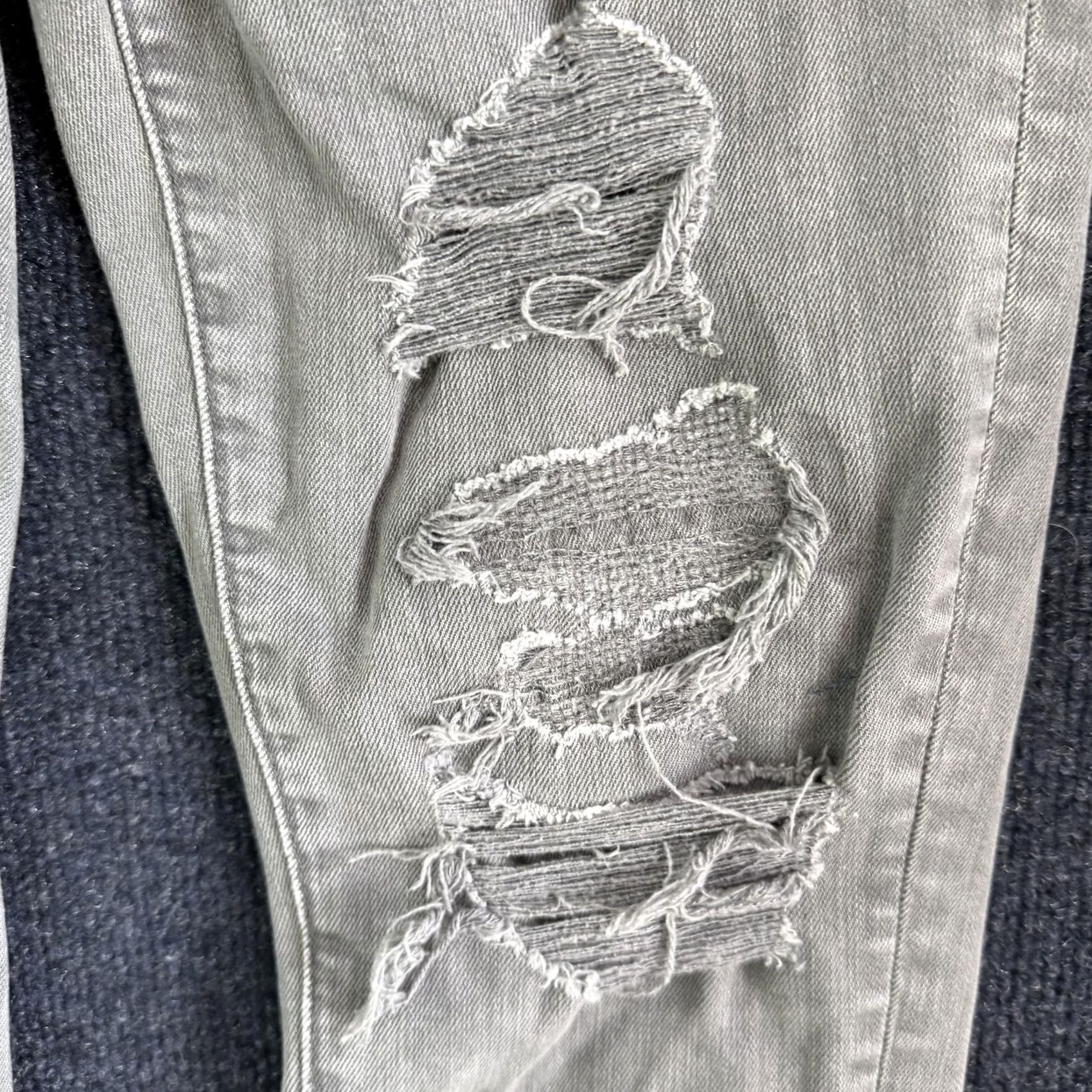 American Eagle Outfitters American Eagle Airflex+ Jeans Mens 26x28 Light Gray Denim Skinny Distressed Slim Stretch Pockets Logo Baggy? Size US 26 / EU 42 - 3 Thumbnail
