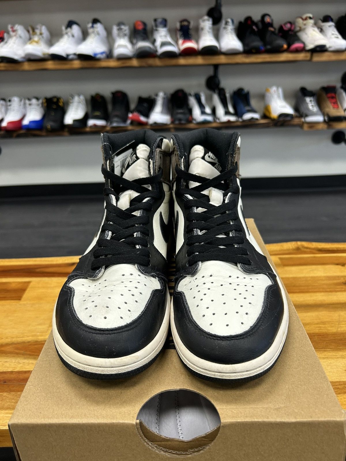 Jordan Brand Jordan 1 Retro High “Dark Mocha” Size US 10 / EU 43 - 2 Thumbnail