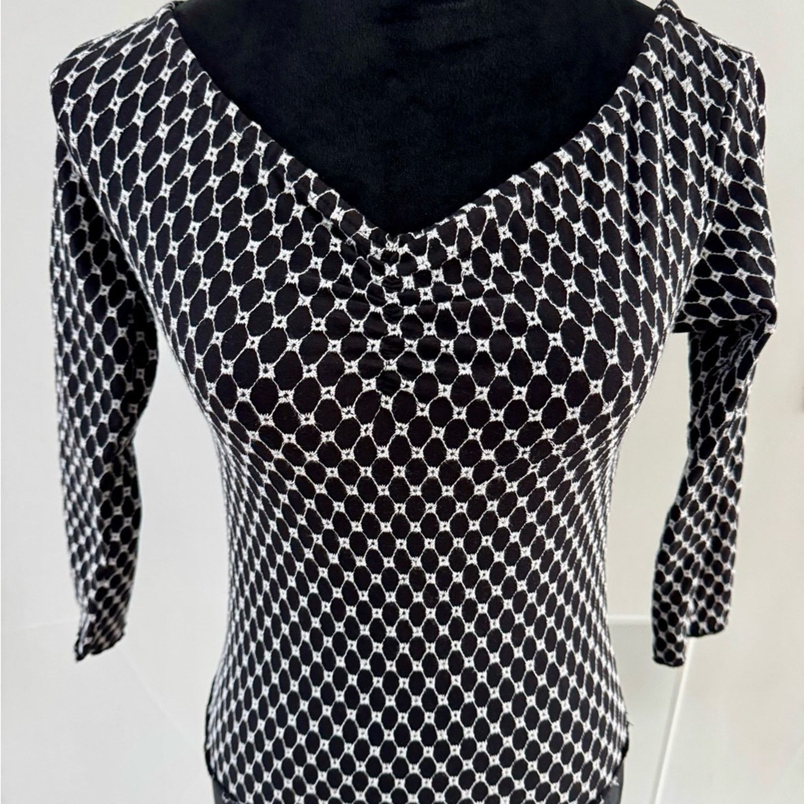 Other New Chic Off-Shoulder Black and White Top size XS Size XS / US 0-2 / IT 36-38 - 12 Thumbnail
