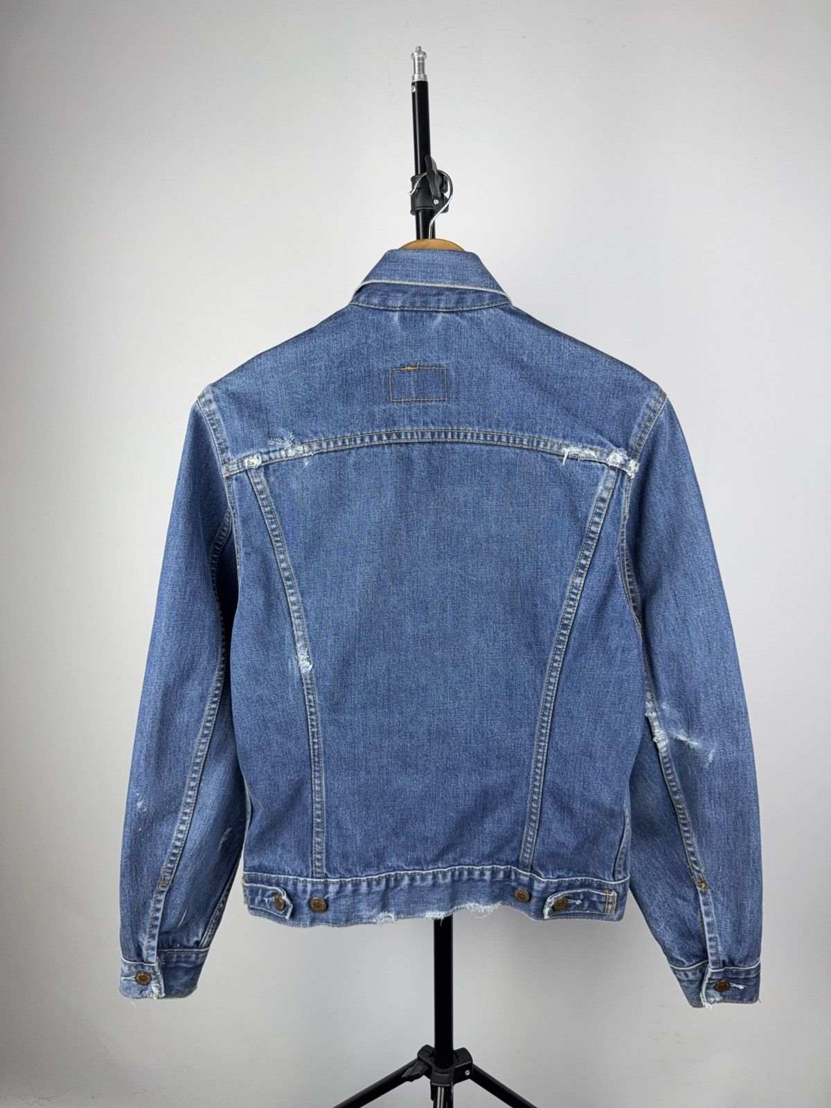 Levi's Vintage Clothing Vintage Levi’s Distressed Denim Jacket 90s Trucker Size US M / EU 48-50 / 2 - 9 Thumbnail