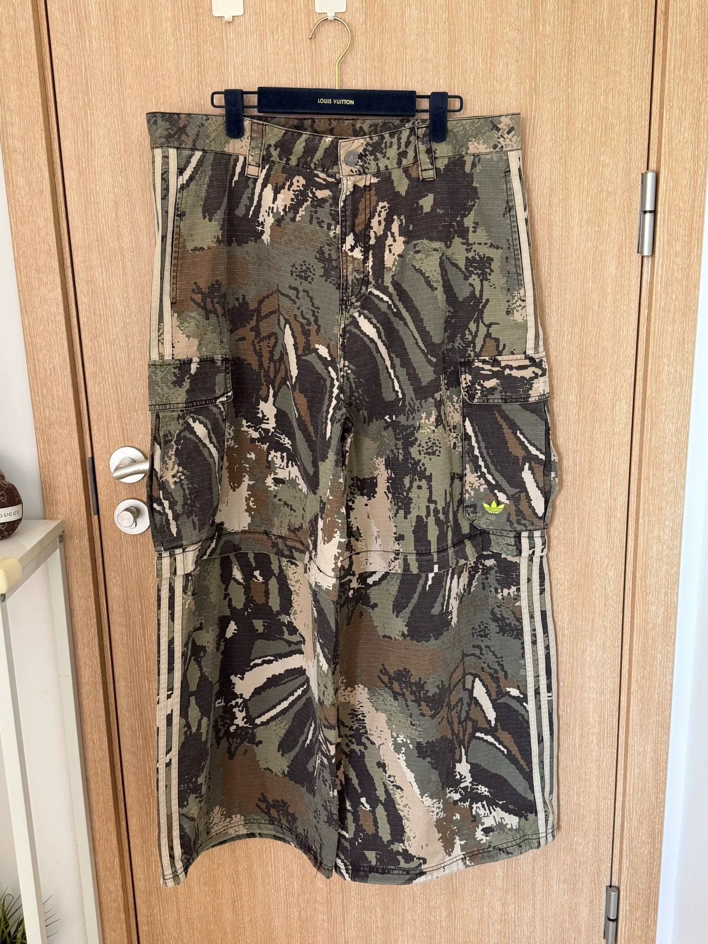 Ivy Park Men's adidas Originals Ivy Camo Cargo Pants Size US 37 - 1 Thumbnail