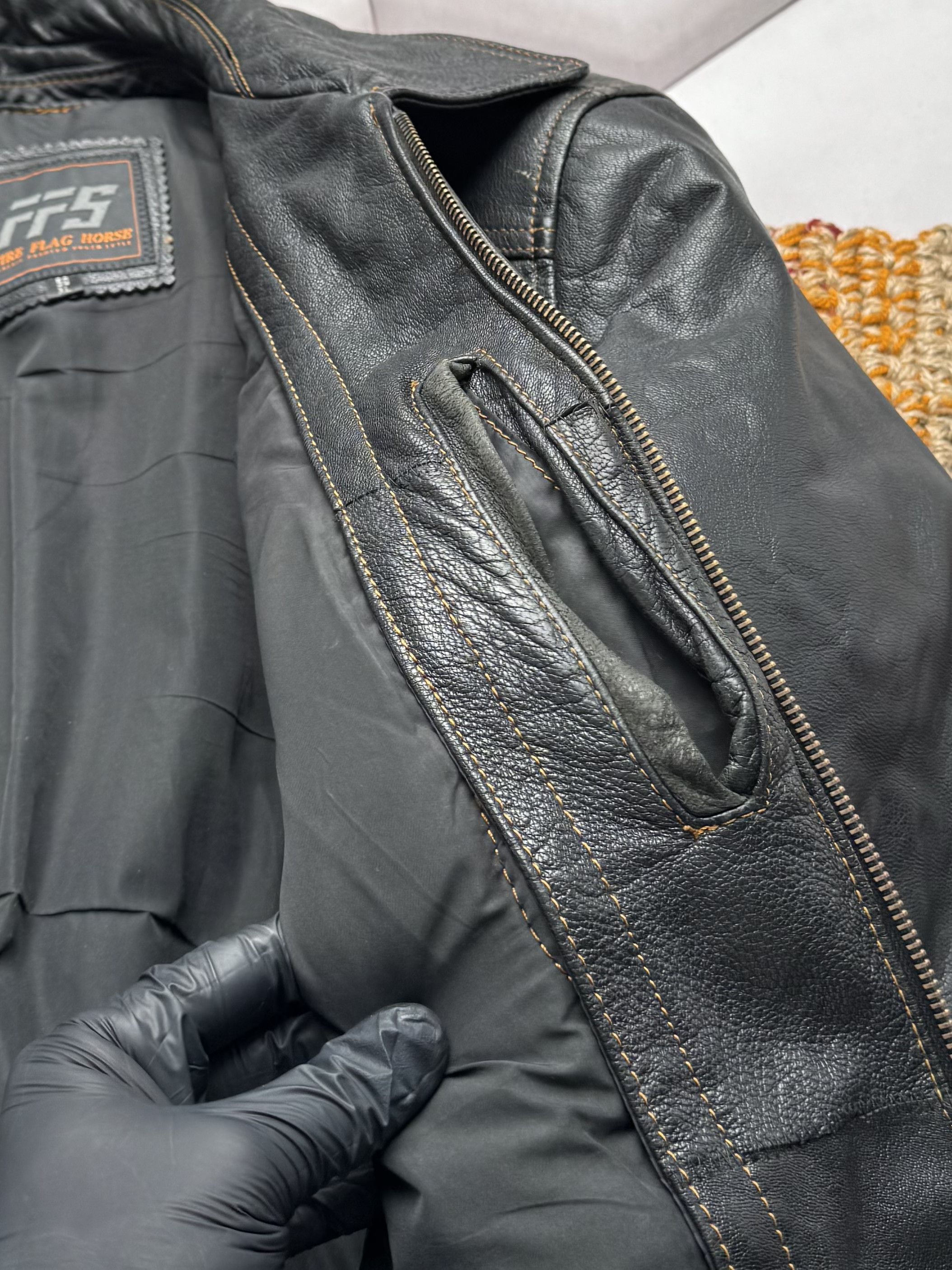 Vintage Vintage Leather Bomber Thrashed Jacket Size US XL / EU 56 / 4 - 11 Thumbnail