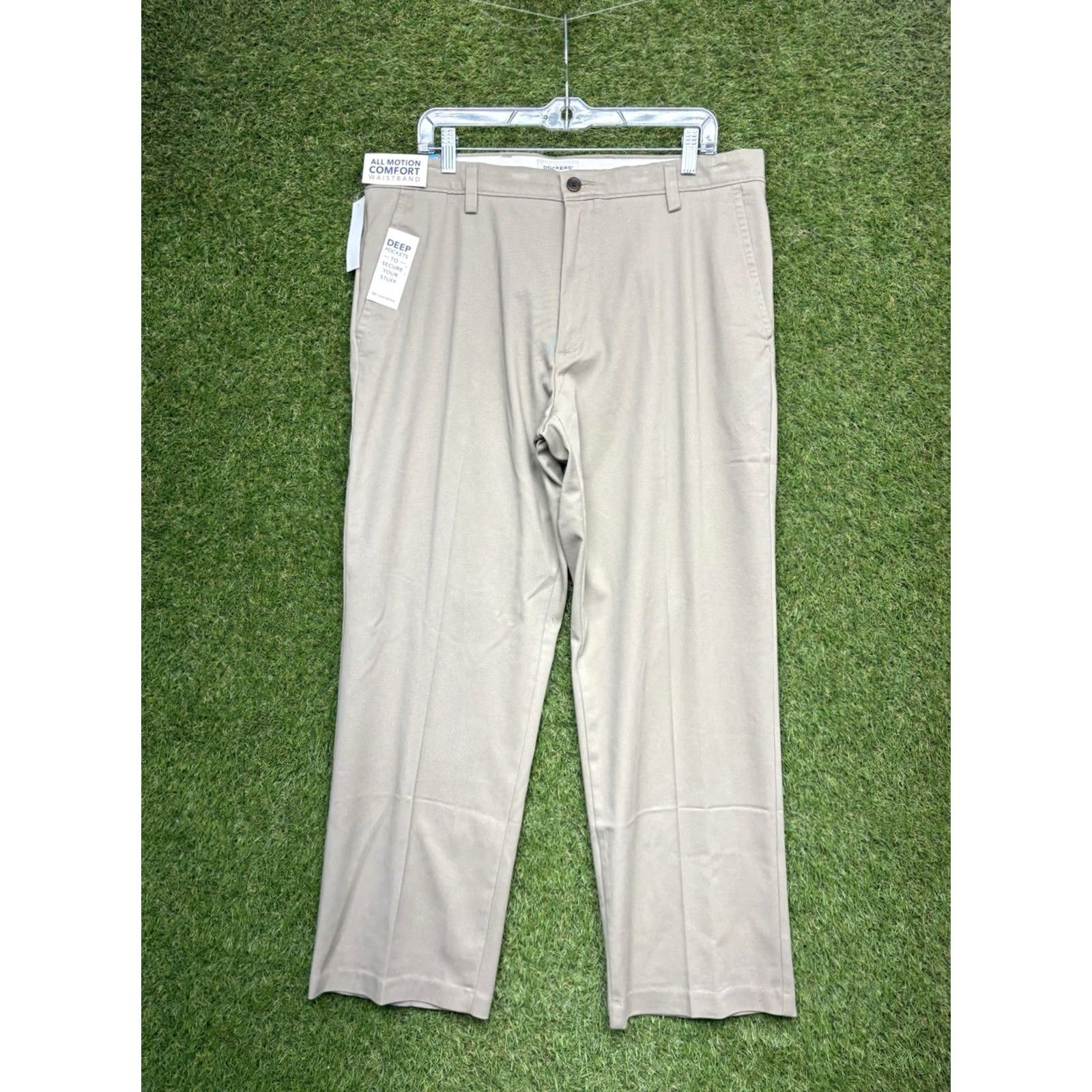 Dockers DOCKERS Khakis Pants Mens 36x29 Pleated Cuffed Classic Fit Beige NWT City Preppy Vintage: No? (Oops) Size US 36 / EU 52 - 2 Thumbnail