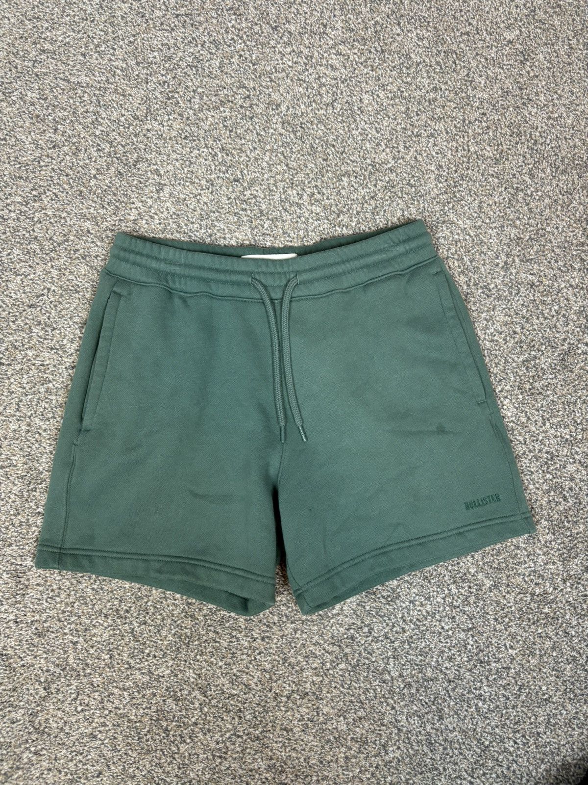 Hollister Hollister mid thigh green loose shorts Size US 32 / EU 48 - 1 Thumbnail