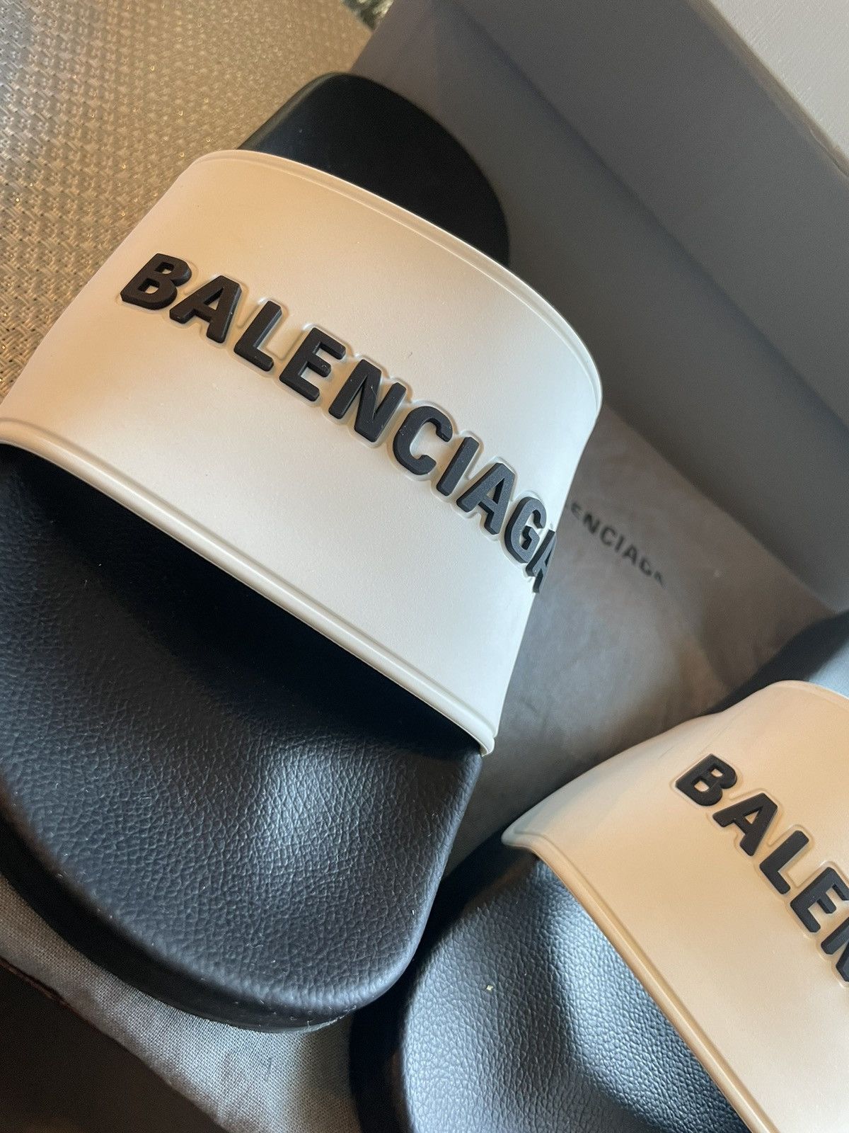 Balenciaga Balenciaga pool slides-unisex white/black pre-owned Size US 9 / IT 39 - 2 Thumbnail