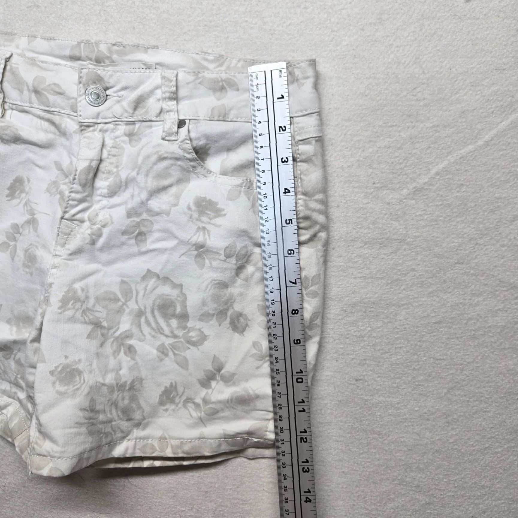Vintage Artisan NY Women's White Floral Hawaiian Shorts Adult Women's Size 4 Size 27" / US 4 / IT 40 - 5 Thumbnail
